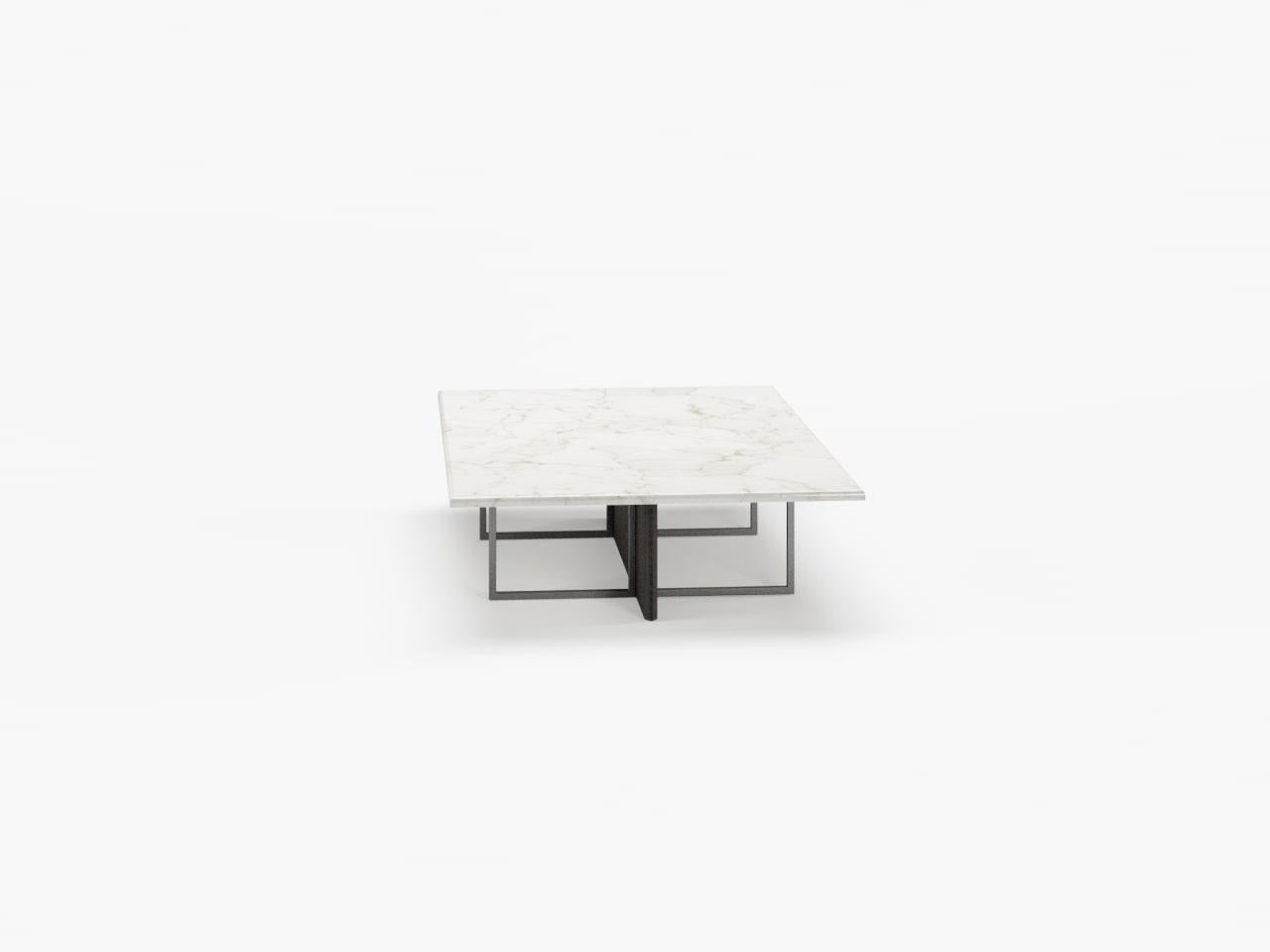Hand-Crafted Tavolino centrale Chris, struttura rivestita in pelle, top marmo, gamba metallo For Sale