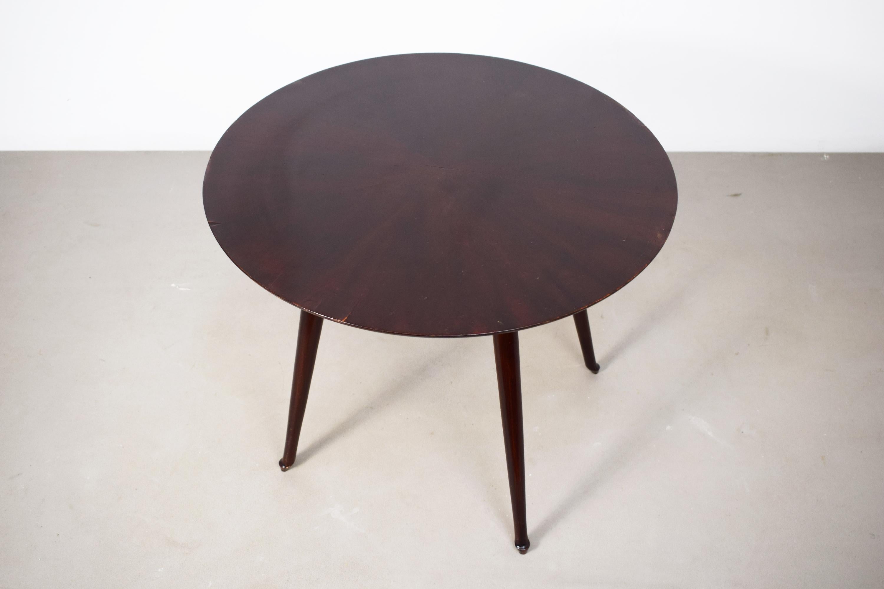 Classico tavolino circolare in legno di produzione italiana degli anni '50 circa.
Ottime condizioni, presenta qualche segno di usura del tempo, struttura molto solida, vedere foto.
Dimensioni: H= 50 cm; D= 59 cm.
Si garantisce imballaggio