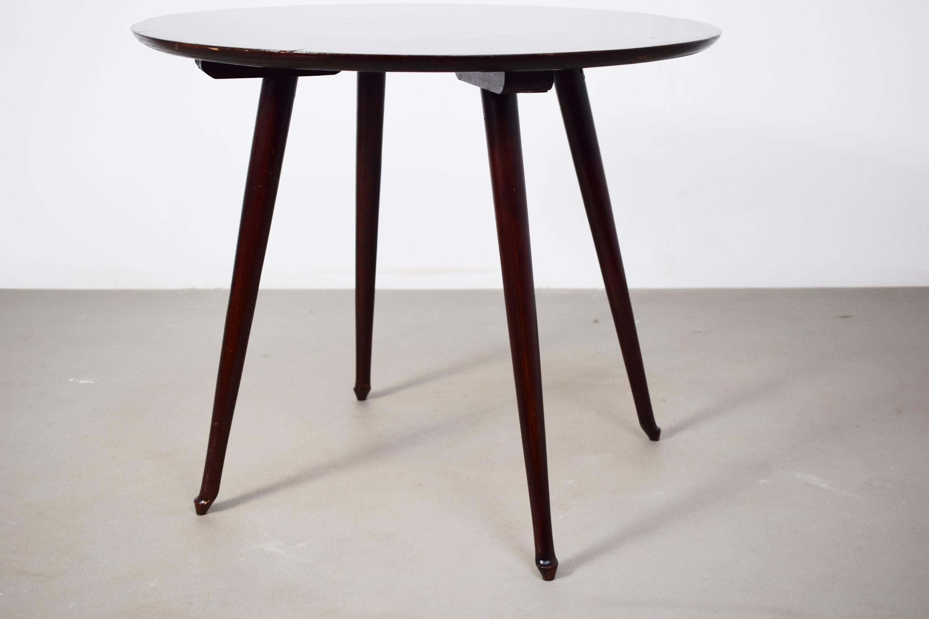 Mid-Century Modern Tavolino circolare in legno, Italia, anni '50. For Sale
