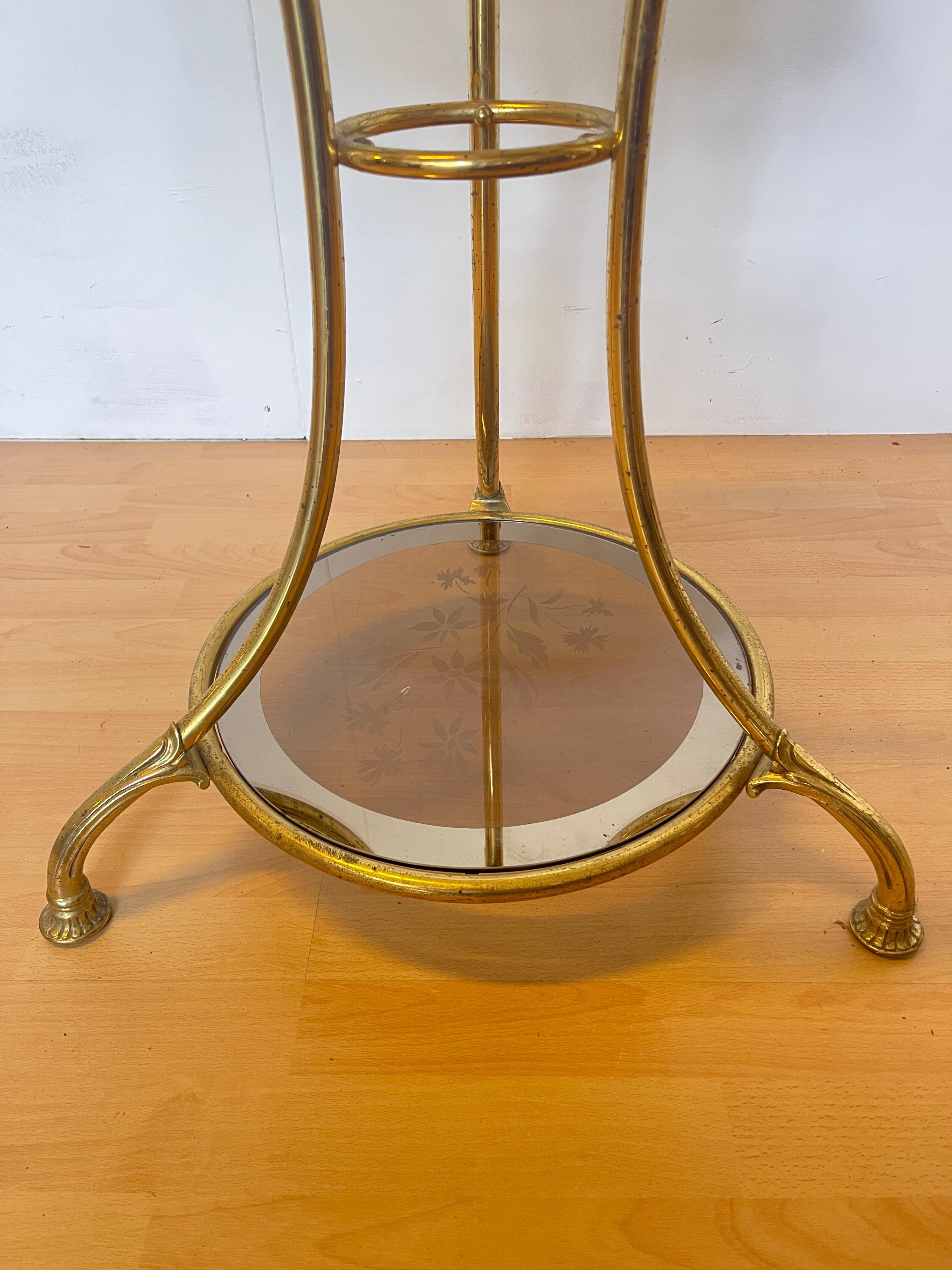 Ottone Tavolino con Base in ottone Dorato e Piano in Vetro Decorato, anni '90 in vendita