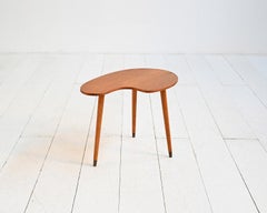 Tavolino con top dalla forma organica in teak e ottone, anni ’50-’60