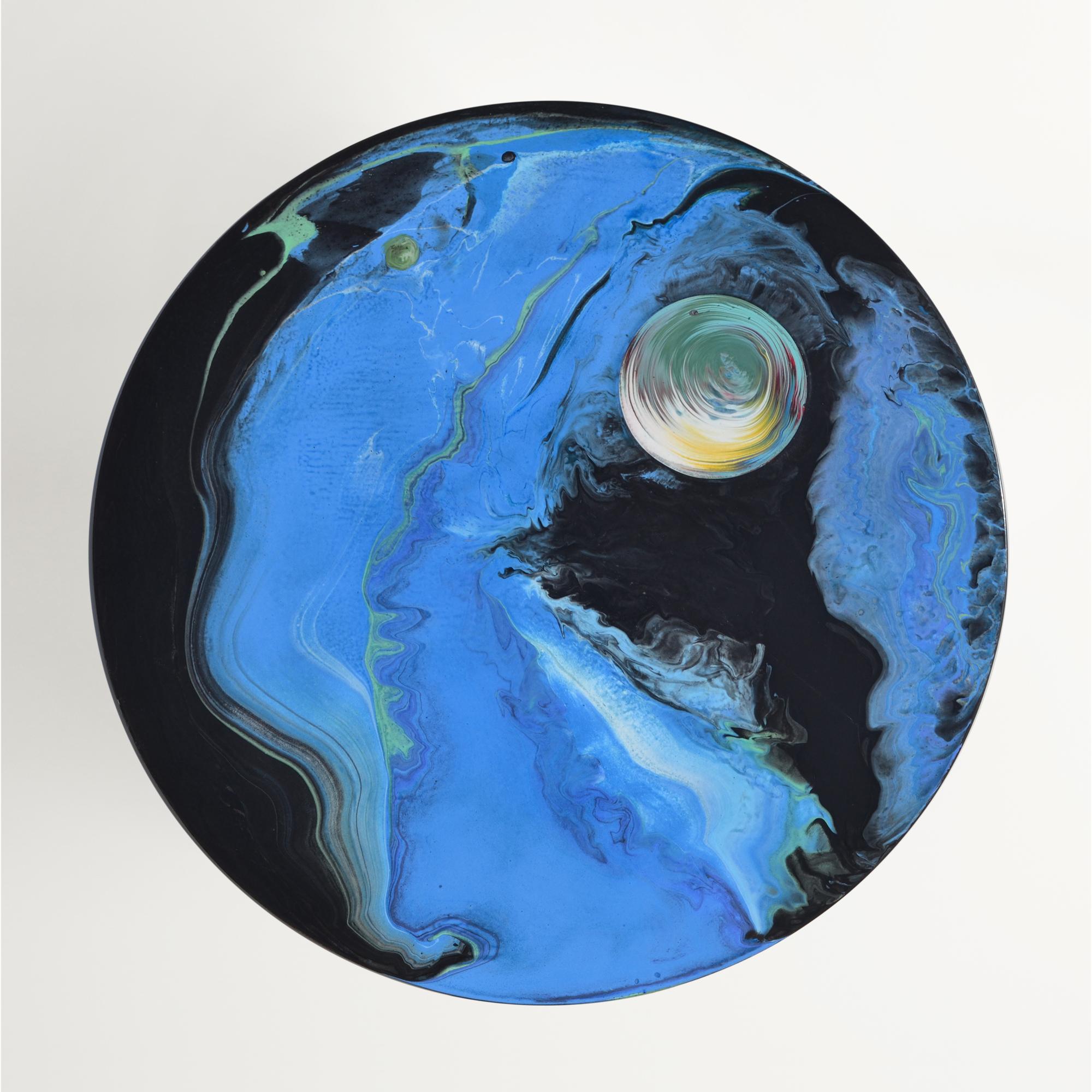 Table basse avec plateau en résine bleue et base en fer et ciment faite à la main en Italie par Cupioli
Les tables basses 'Astraliti' sont nées d'un projet artistique de contemplation de l'univers et leur création est le résultat d'un processus