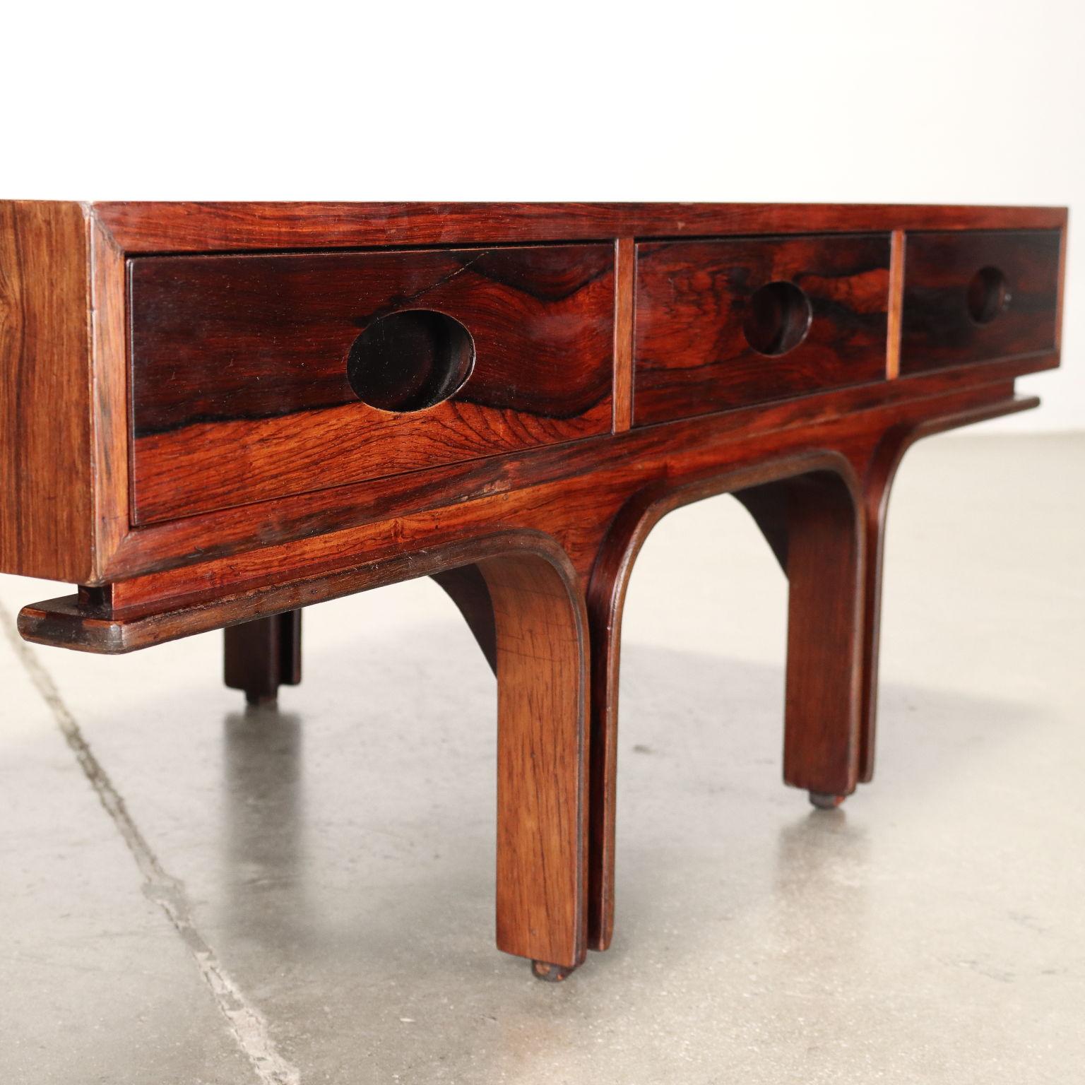 Tavolino da caffè anni '60 disegnato da Gianfranco Frattini per una produzione Bernini in legno impiallacciato legno esotico con tre cassetti sottopiano. Condizioni molto buone. Restaurato.