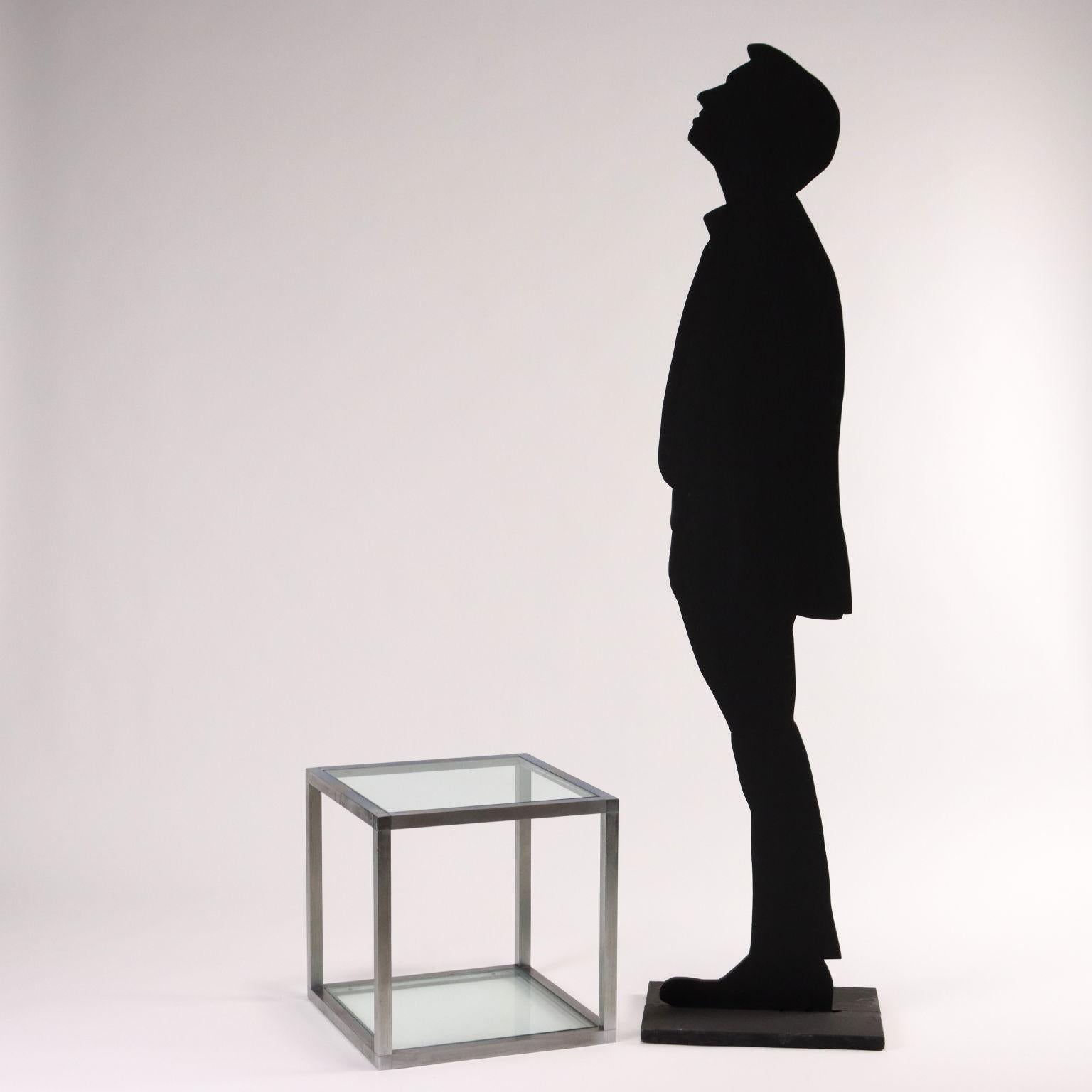 Table basse vintage de fabrication italienne des années 1960 avec structure en métal et double plateau en verre. 