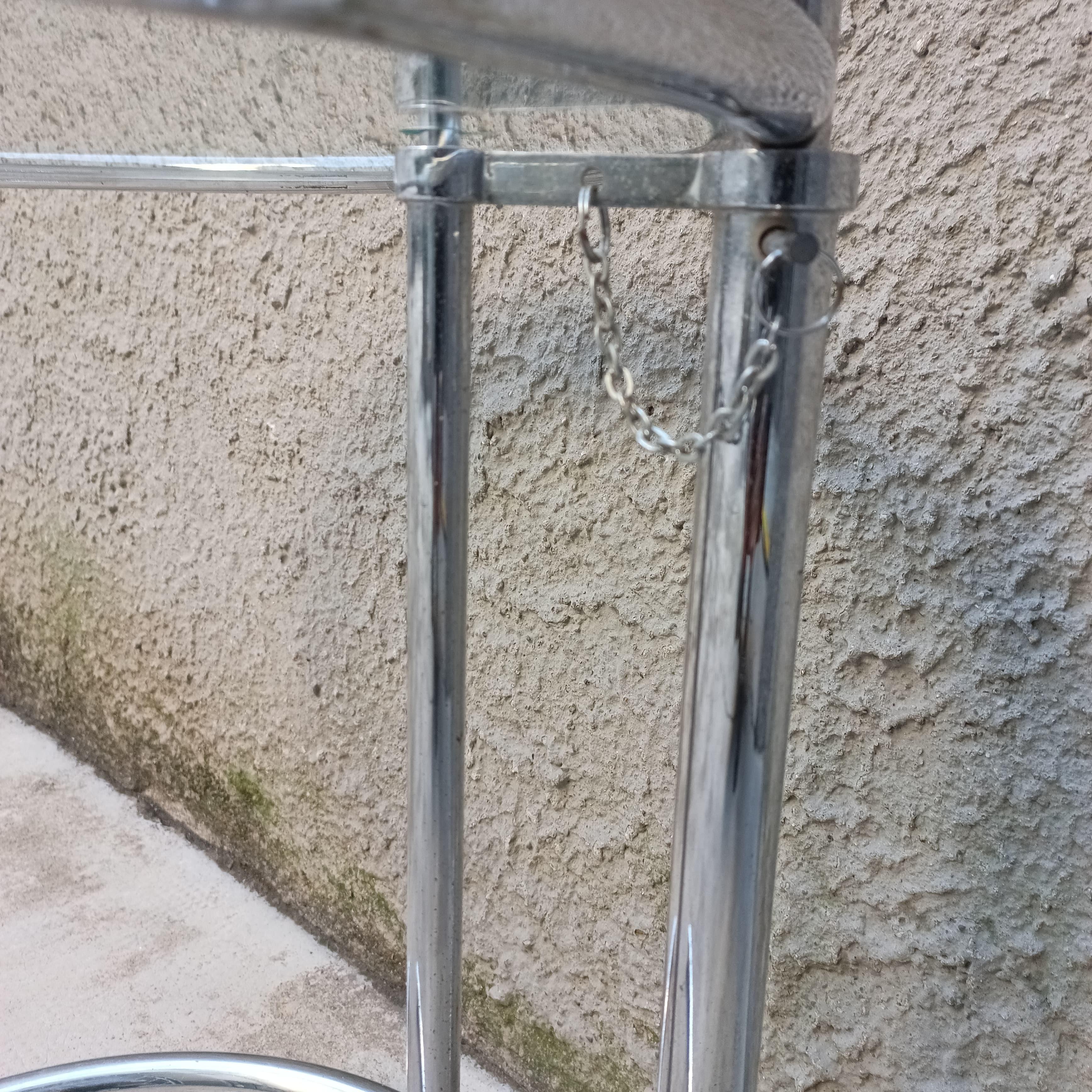 Verstellbarer Beistelltisch im Stil von Eileen Gray - Italien - 1980er Jahre im Angebot 5