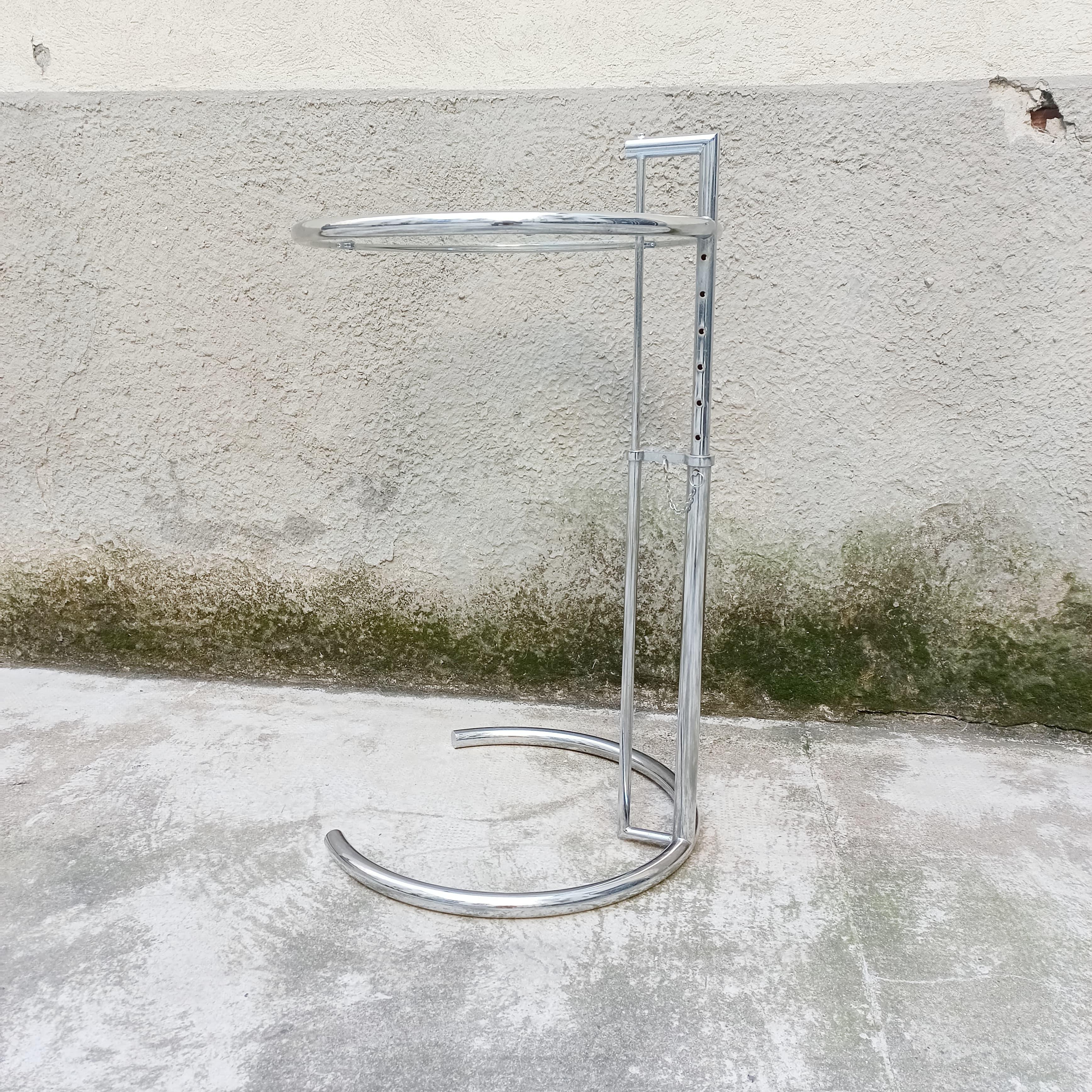 Verstellbarer Beistelltisch im Stil von Eileen Gray - Italien - 1980er Jahre (Moderne der Mitte des Jahrhunderts) im Angebot