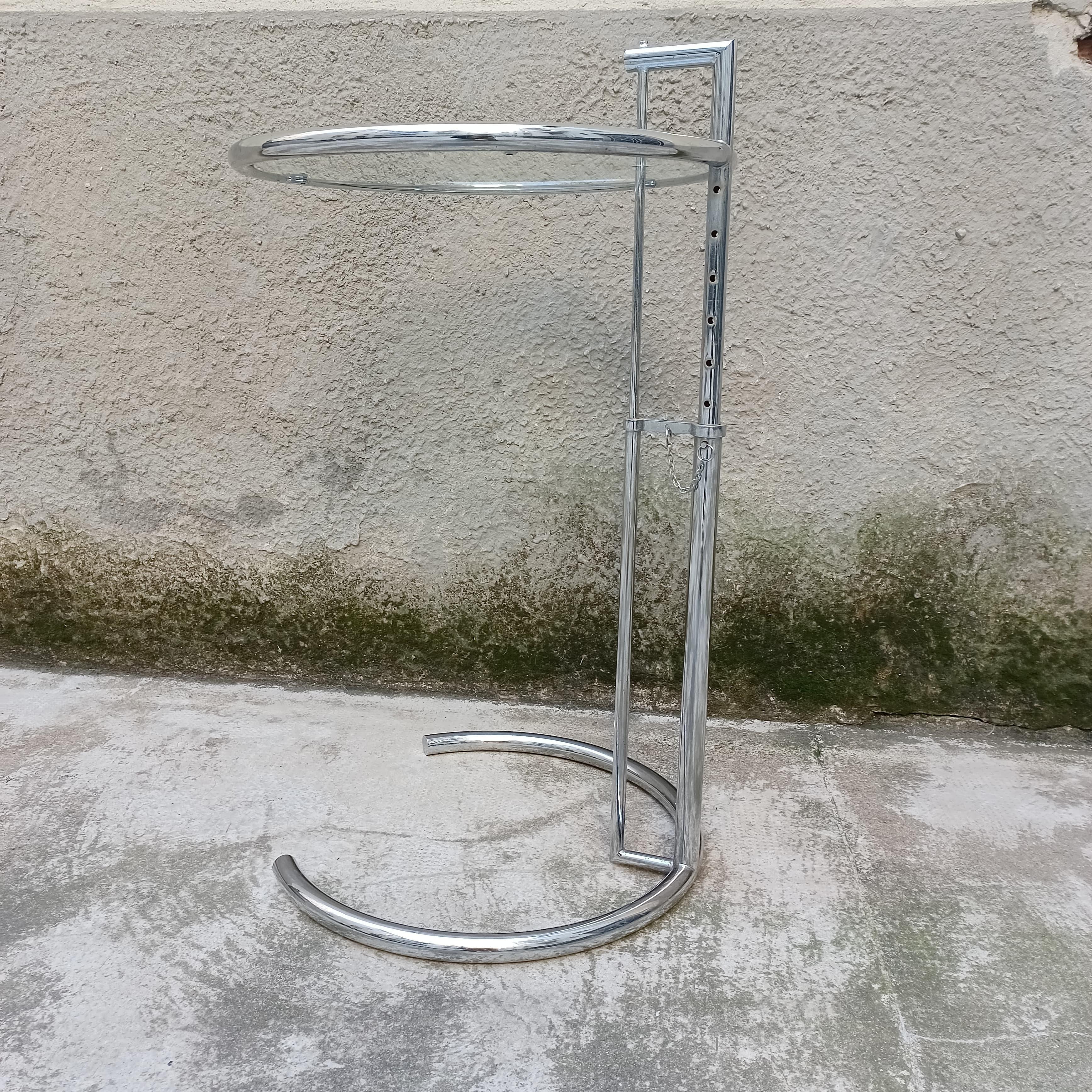 Verstellbarer Beistelltisch im Stil von Eileen Gray - Italien - 1980er Jahre (Italian) im Angebot