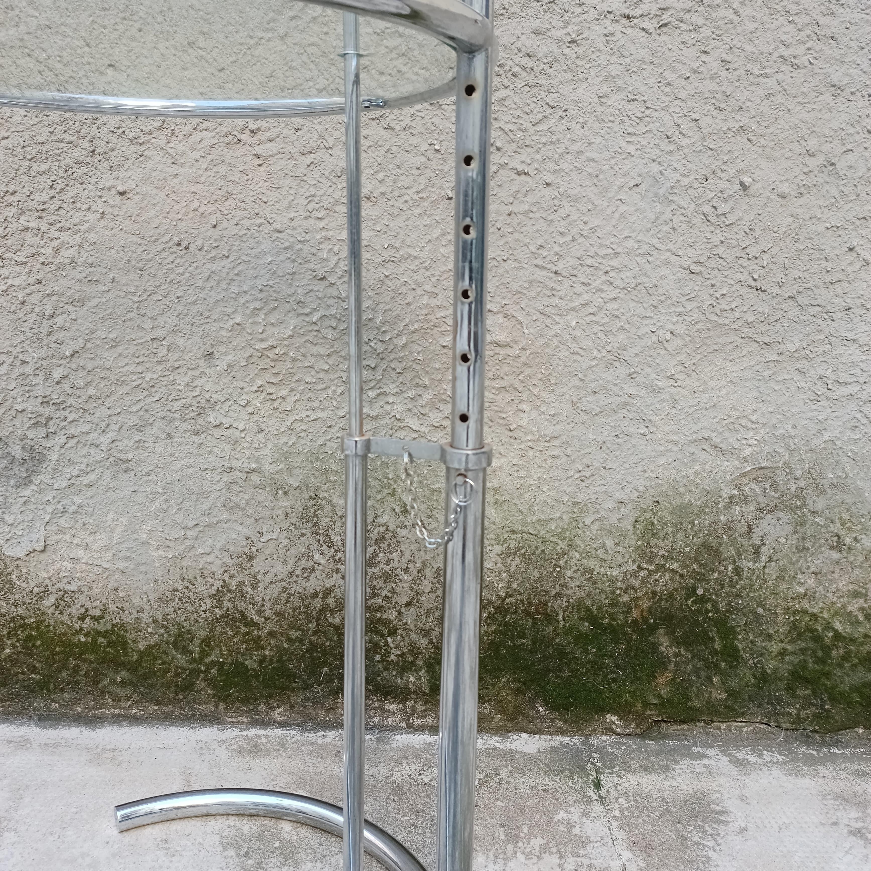 Verstellbarer Beistelltisch im Stil von Eileen Gray - Italien - 1980er Jahre im Zustand „Gut“ im Angebot in Milano, IT