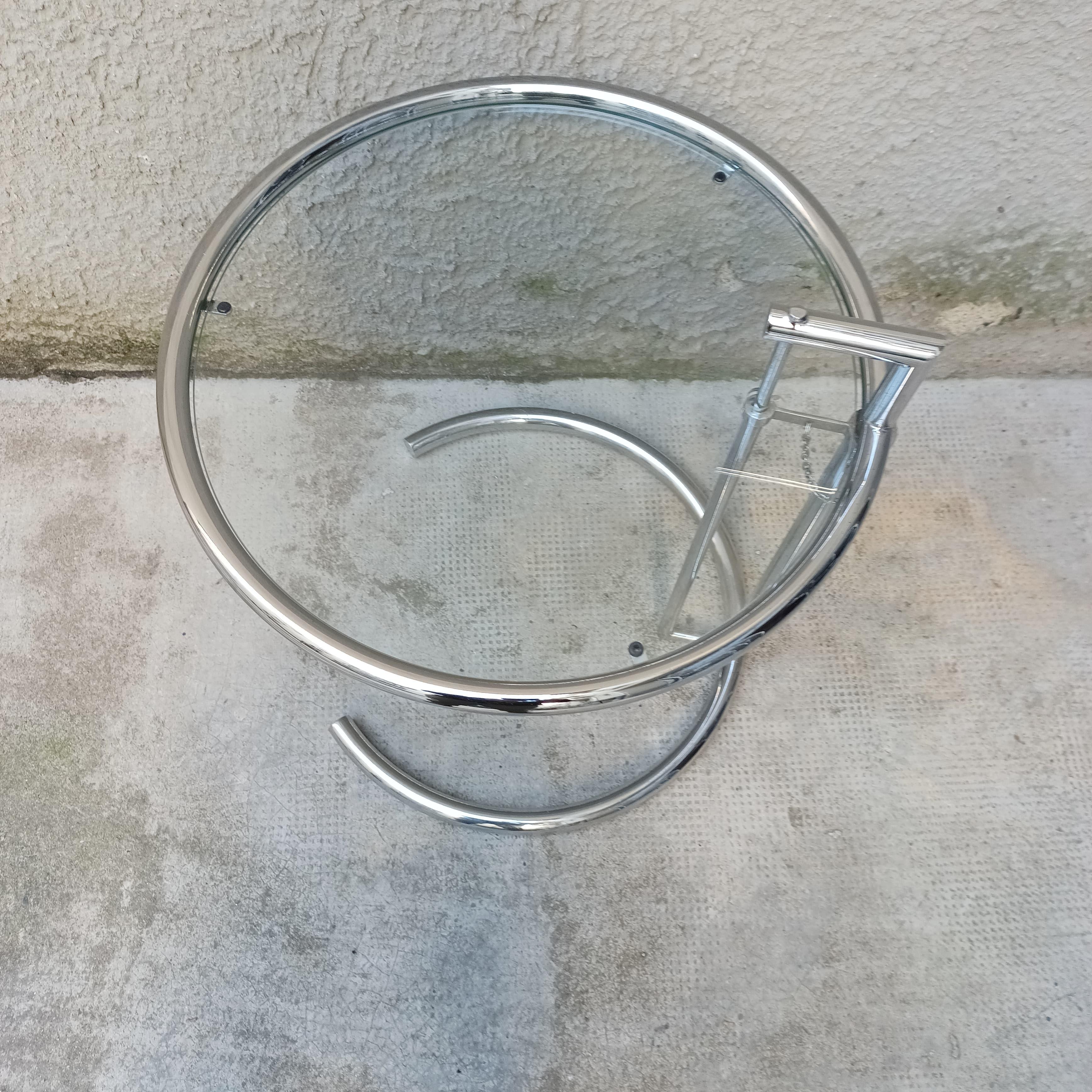 Verstellbarer Beistelltisch im Stil von Eileen Gray - Italien - 1980er Jahre (20th Century) im Angebot