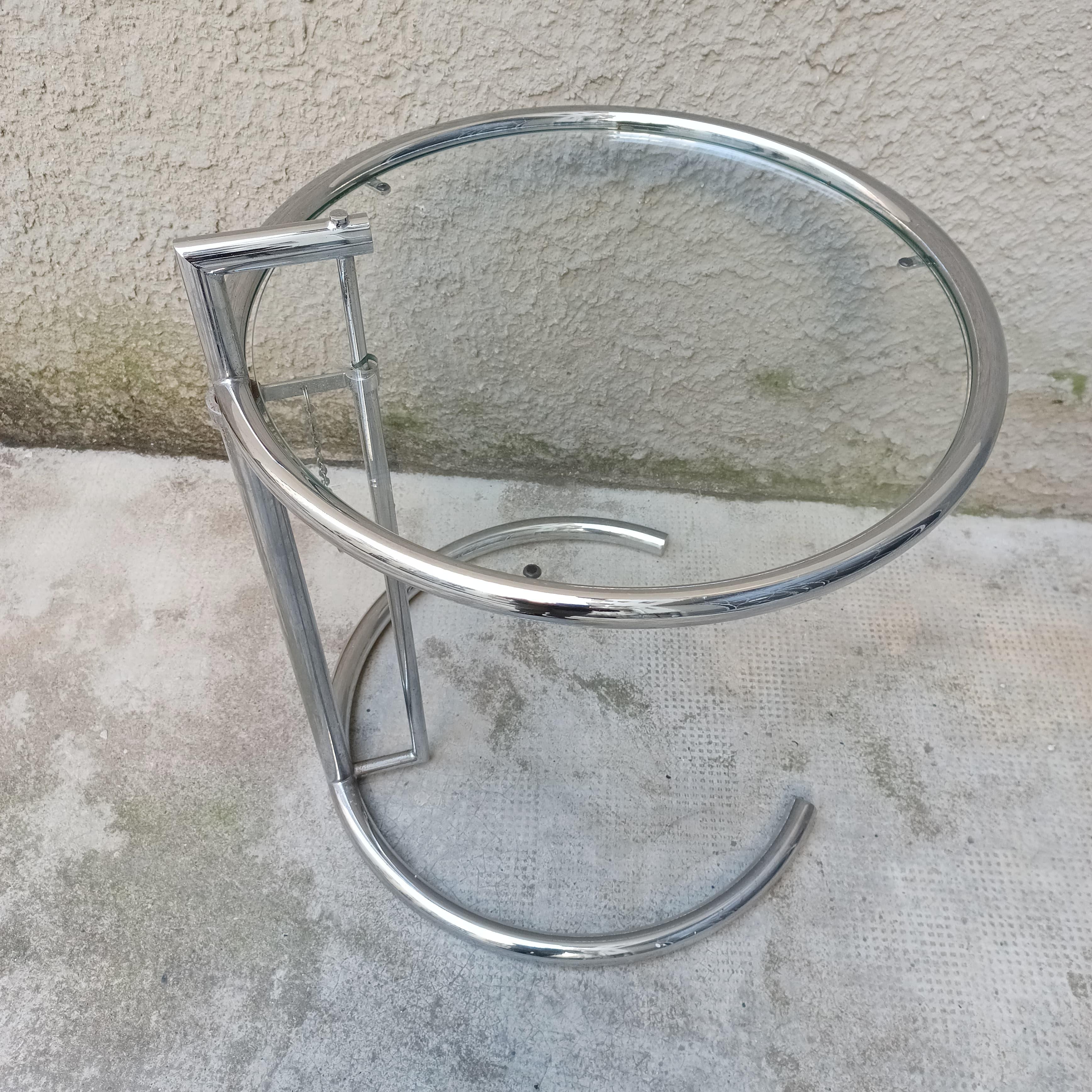 Verstellbarer Beistelltisch im Stil von Eileen Gray - Italien - 1980er Jahre (Stahl) im Angebot