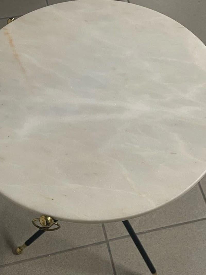 Tavolino da appoggio, tripode anni '50 con piano tondo in marmo bianco 3