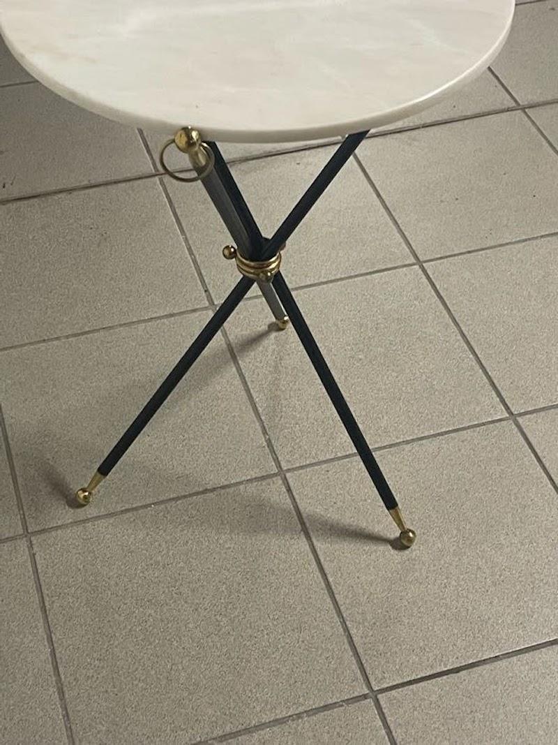 Tavolino da appoggio, tripode anni '50 con piano tondo in marmo bianco 4