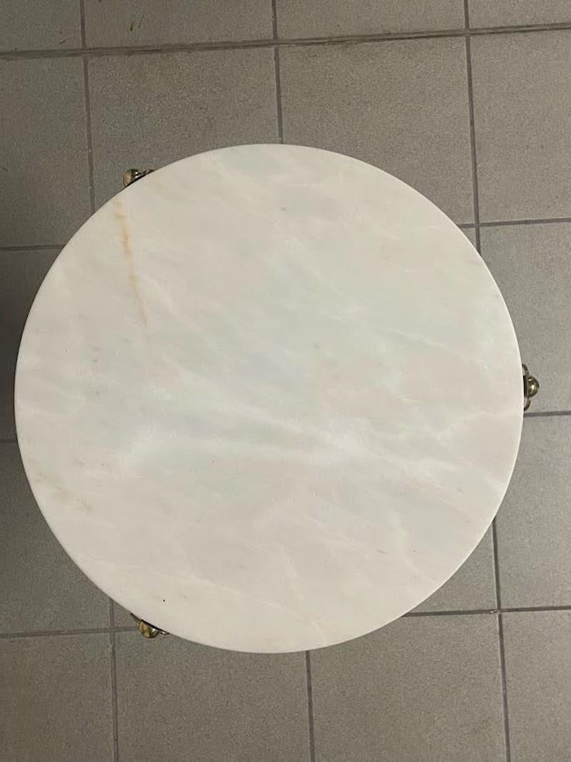 Tavolino da appoggio, tripode anni '50 con piano tondo in marmo bianco 7