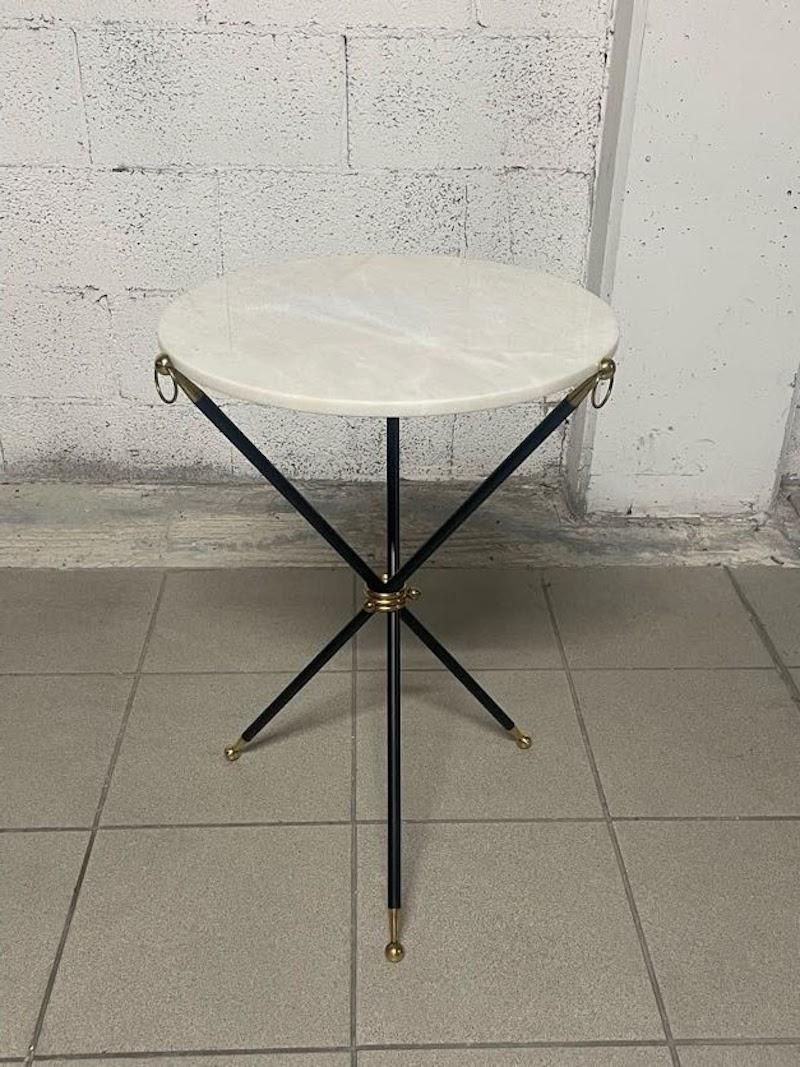 Tavolino da appoggio, tripode anni '50 con piano tondo in marmo bianco 9
