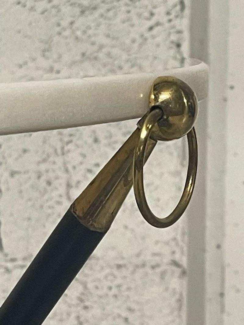 Tavolino da appoggio, tripode anni '50 con piano tondo in marmo bianco 10