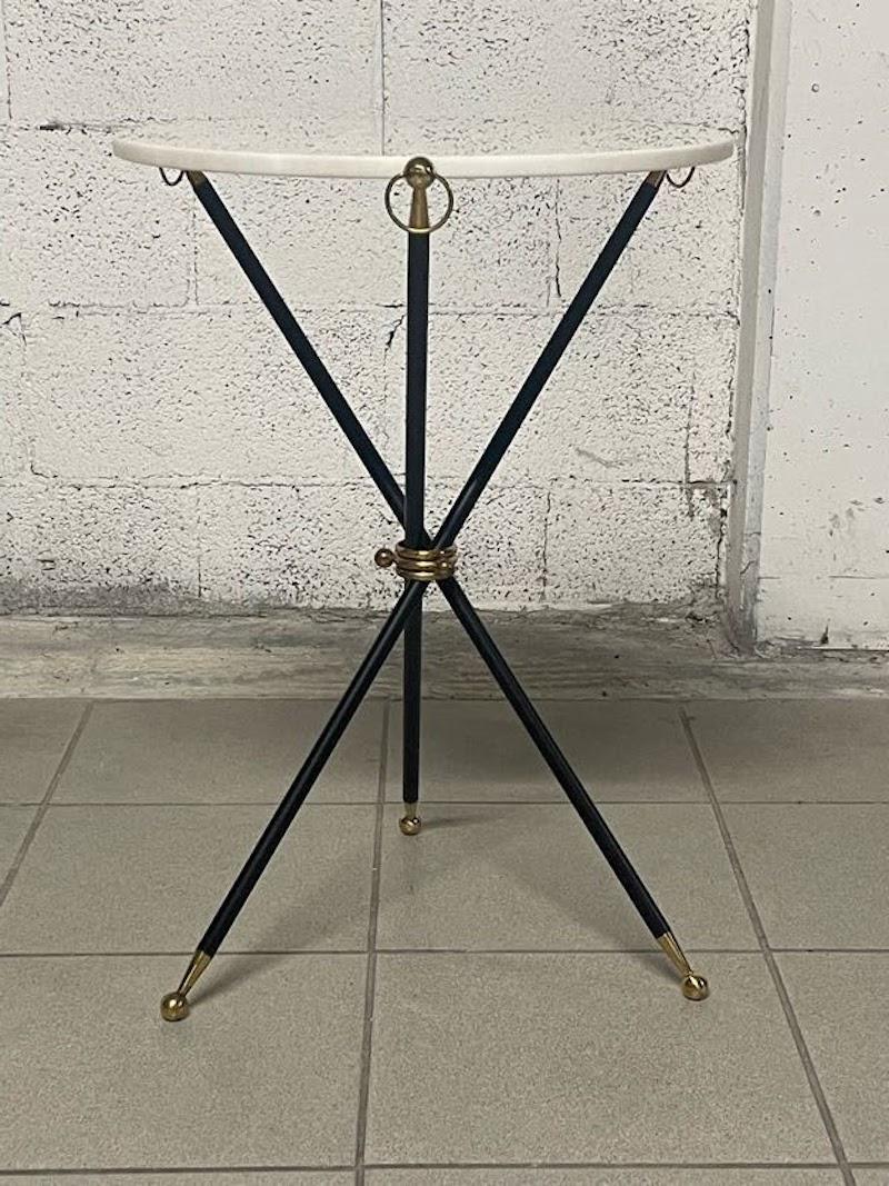 Tavolino d'appoggio, tripode, anni '50 con struttura in metallo laccato nero e particolari in ottone.

Top rotondo in marmo bianco.

Ottime condizioni.