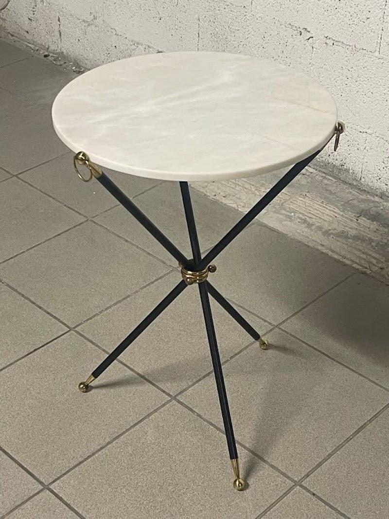 Italian Tavolino da appoggio, tripode anni '50 con piano tondo in marmo bianco