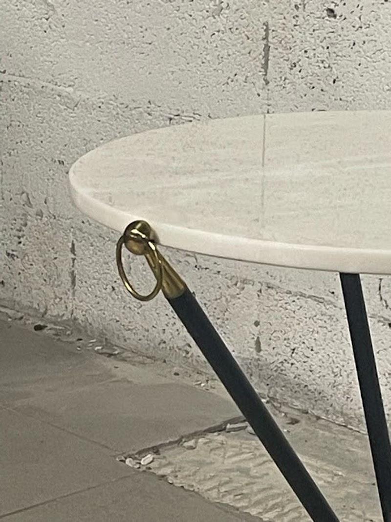 Tavolino da appoggio, tripode anni '50 con piano tondo in marmo bianco 1