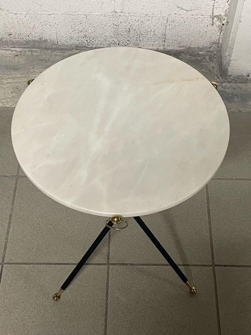 Tavolino da appoggio, tripode anni '50 con piano tondo in marmo bianco 2