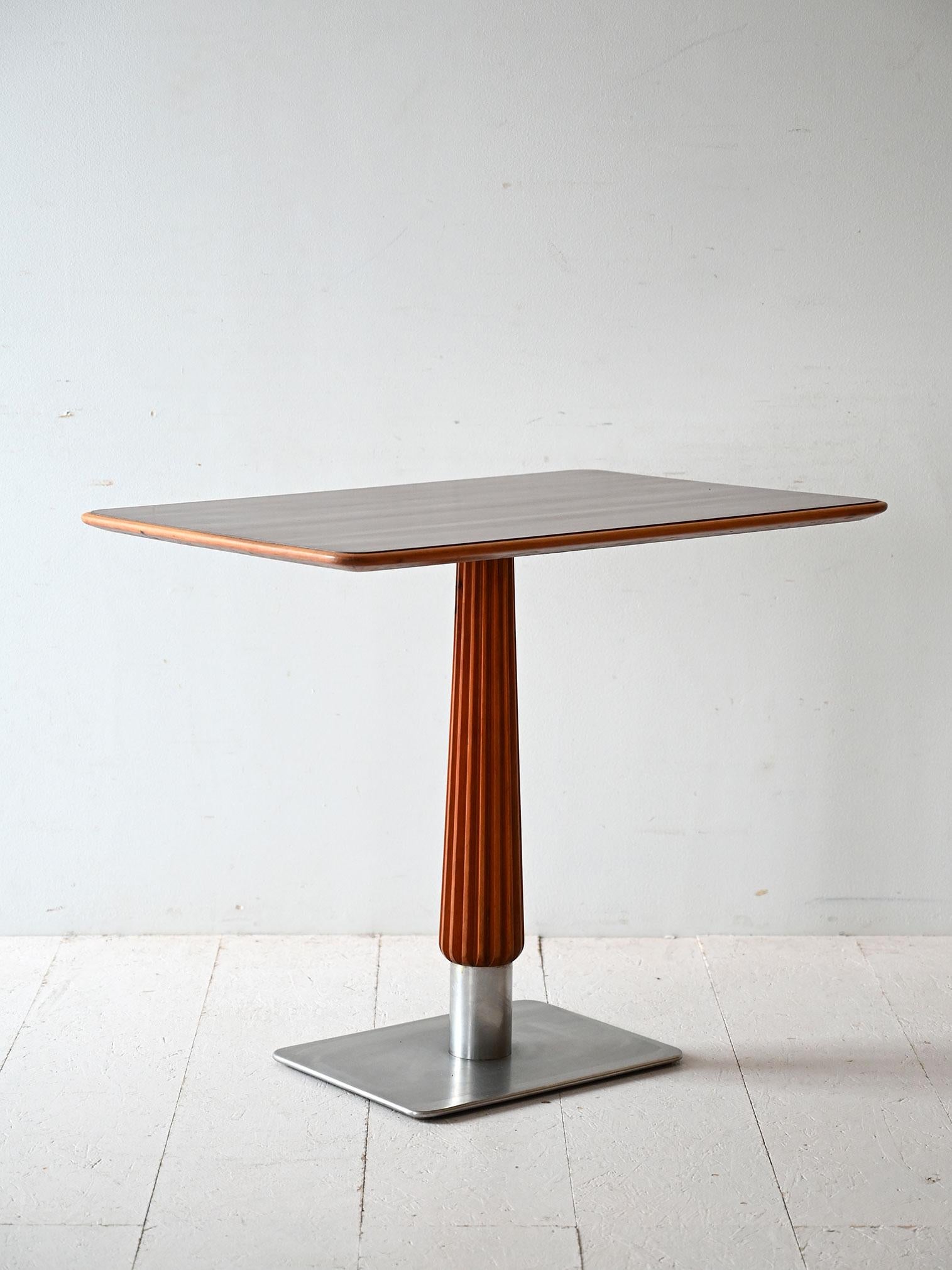 Scandinave moderne Table de bar en acajou avec base en acier en vente