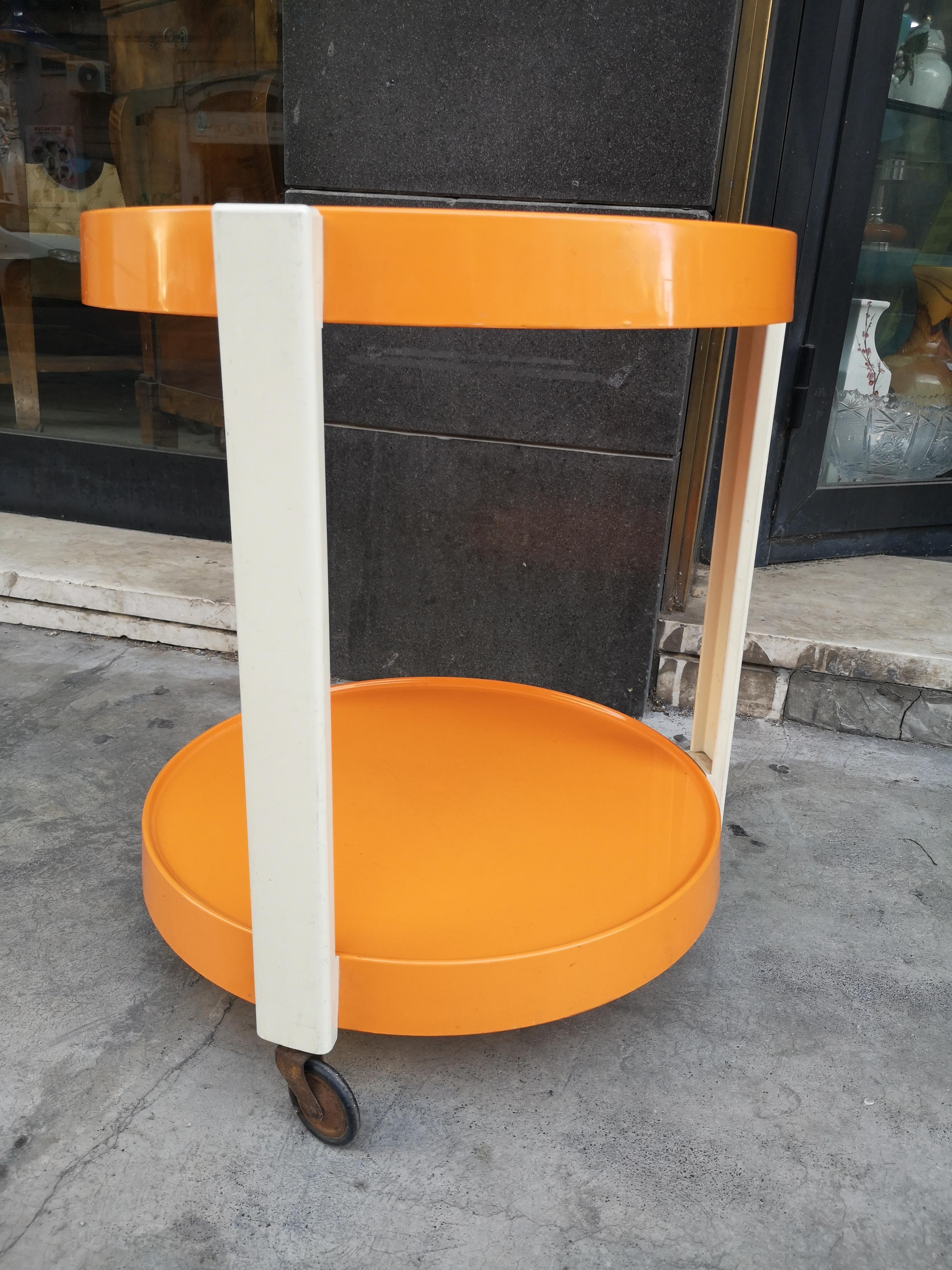 Beautiful Bar Table with Rounded Shapes
space Age model from Mobil Age Kastilia as visible in the photo,
1970s original in the very special orange coloring.

The coffee table measures :

Height 54 cm
Width cm 45