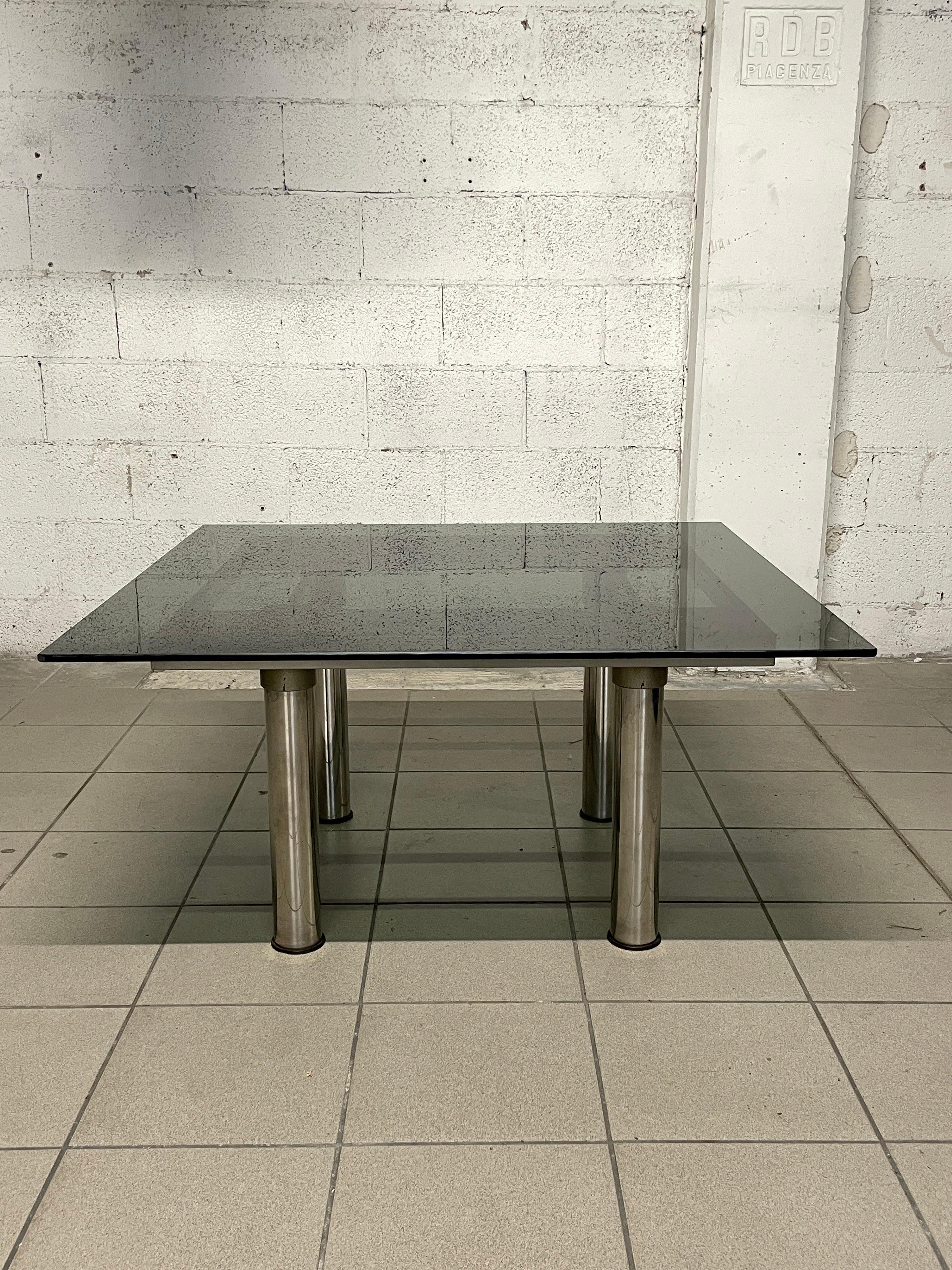 Raro tavolo da salotto modello “Andrè” di Afra & Tobia Scarpa e produzione Gavina, Italia 1970 ca..

Misure contenute per questo tavolo icona del design degli anni '70.

Struttura in acciaio cromato, piano di forma quadrata in vetro fumè ad alto