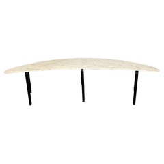 Mesa de centro de los años 50 con tapa de mármol blanco perfilado