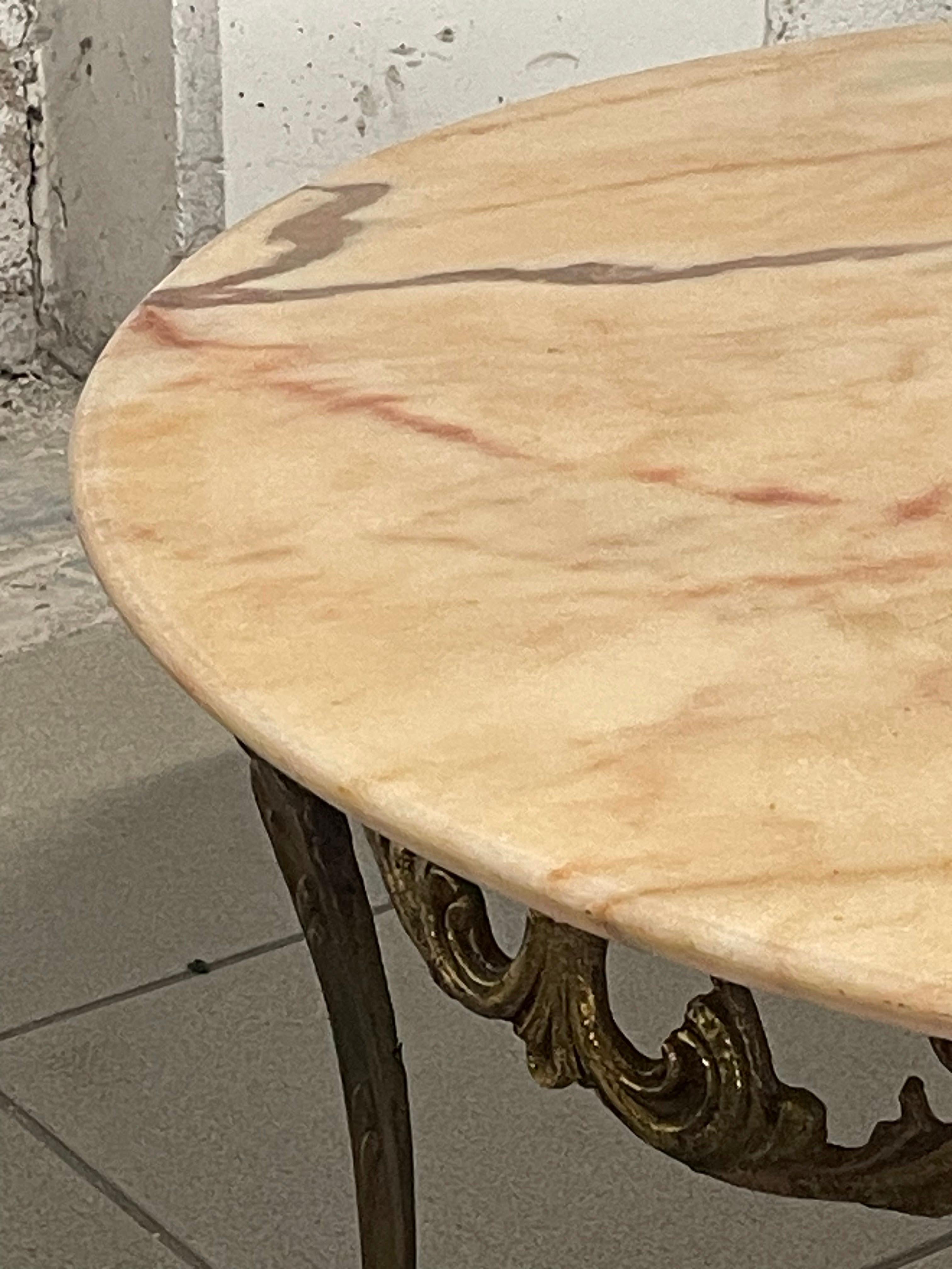 Tavolino da caffè anni '50 in ottone e marmo rosa in vendita 8