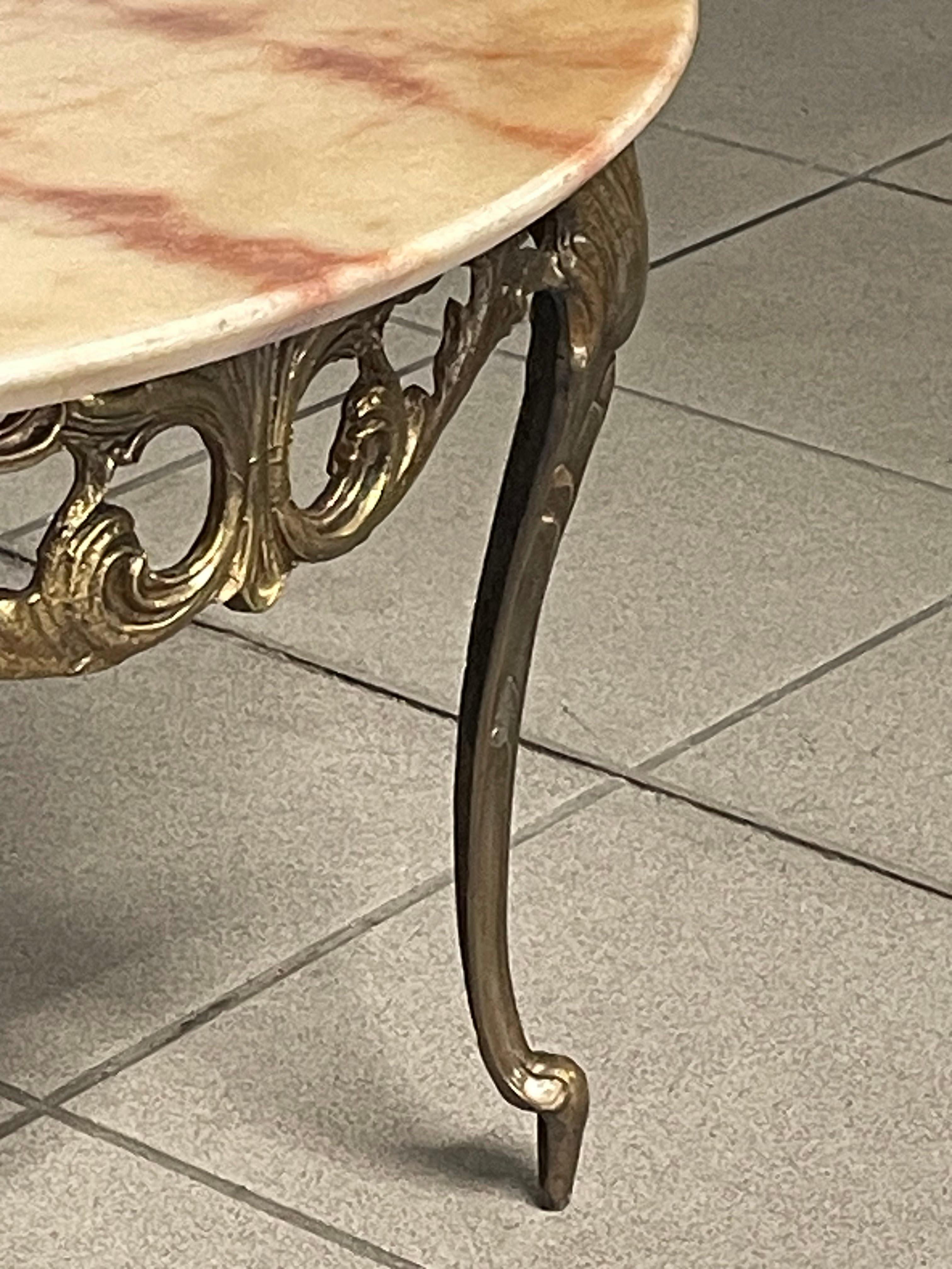 Tavolino da caffè anni '50 in ottone e marmo rosa in vendita 9