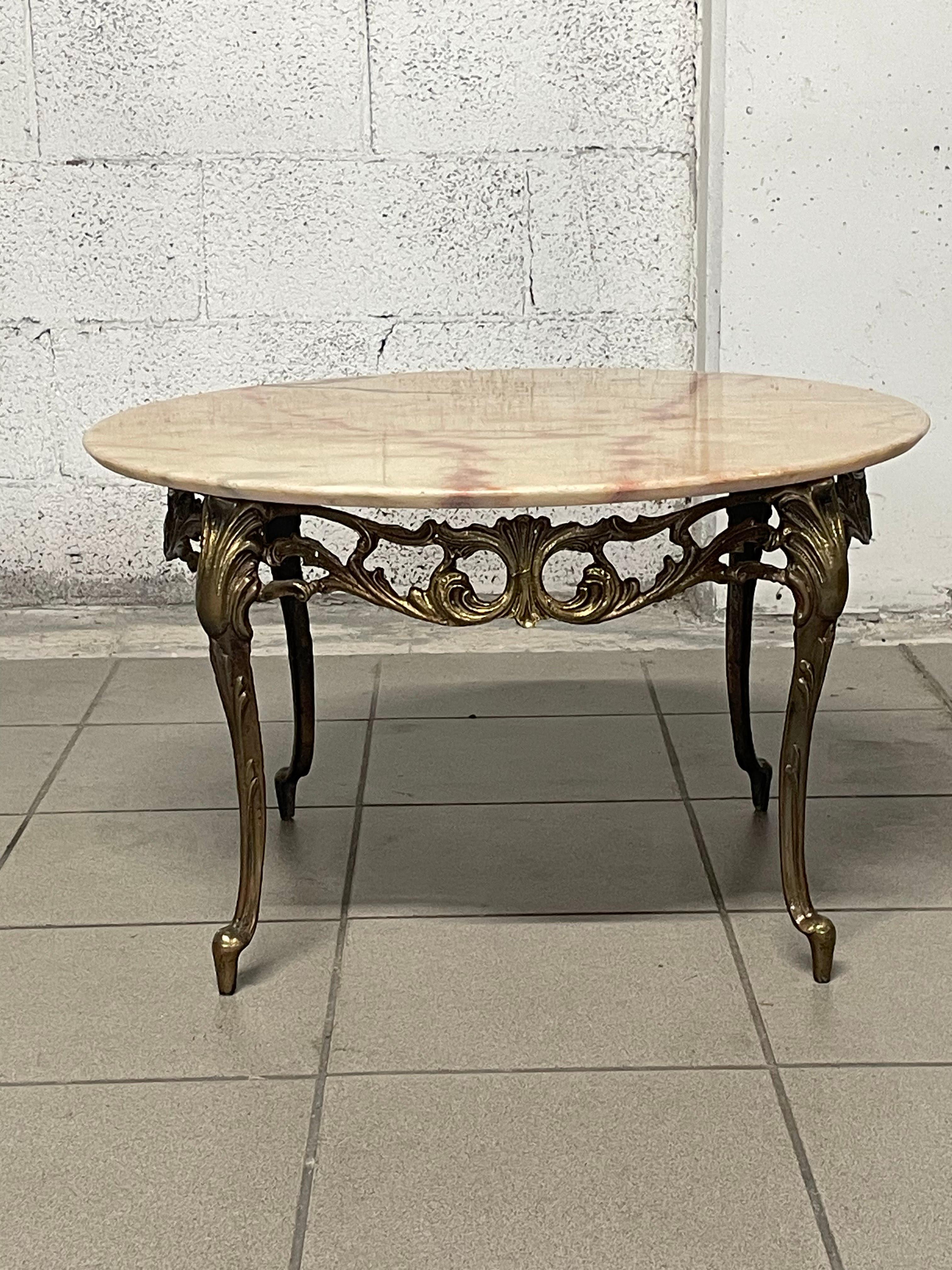 Raro tavolino da caffè anni '50 con base in ottone lavorato
e top tondo in marmo rosa.

Perfetto come tavolino da salotto ma anche come appoggio per un ingresso o per una camera.