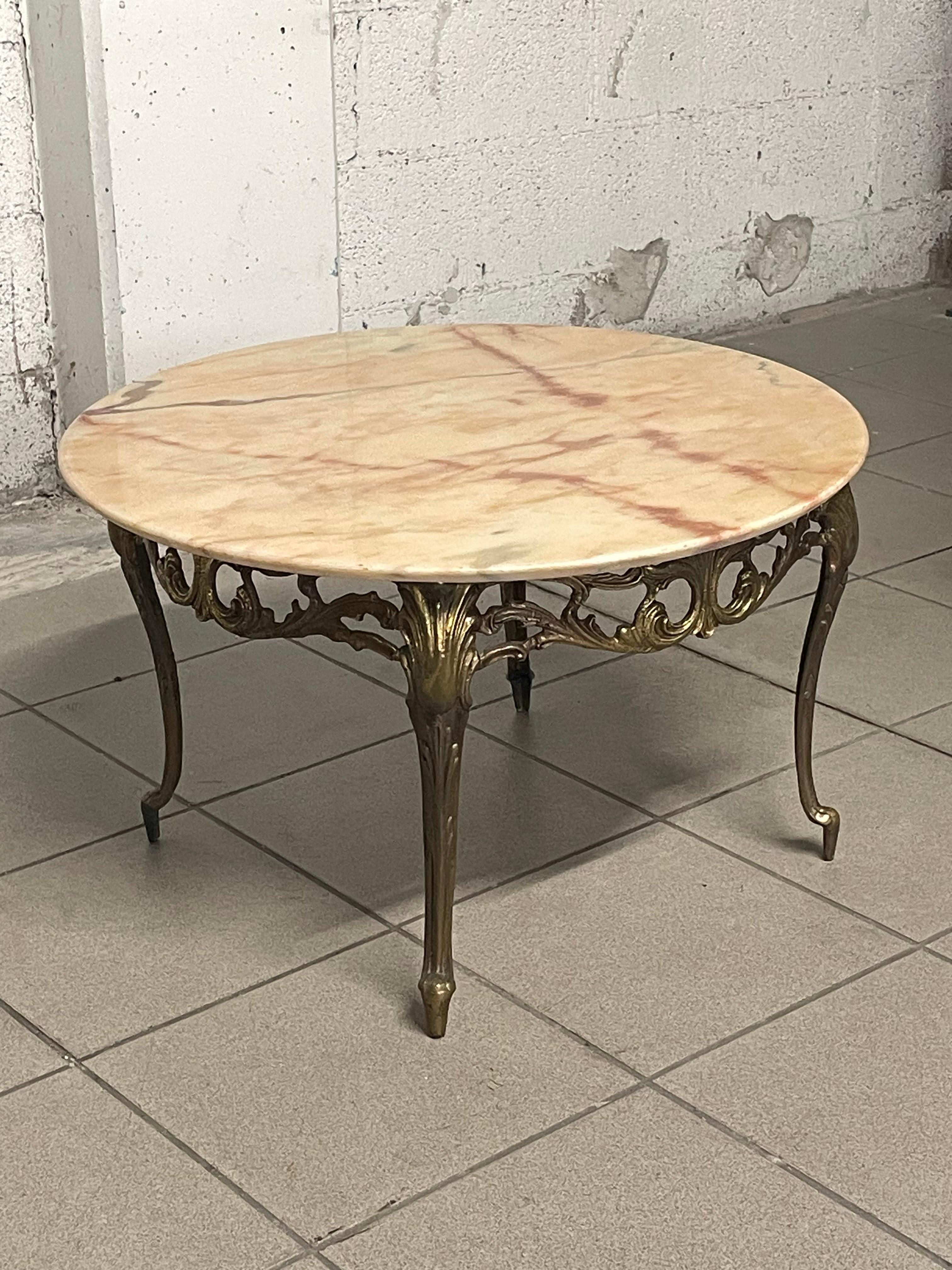 Mid-Century moderno Tavolino da caffè anni '50 in ottone e marmo rosa in vendita