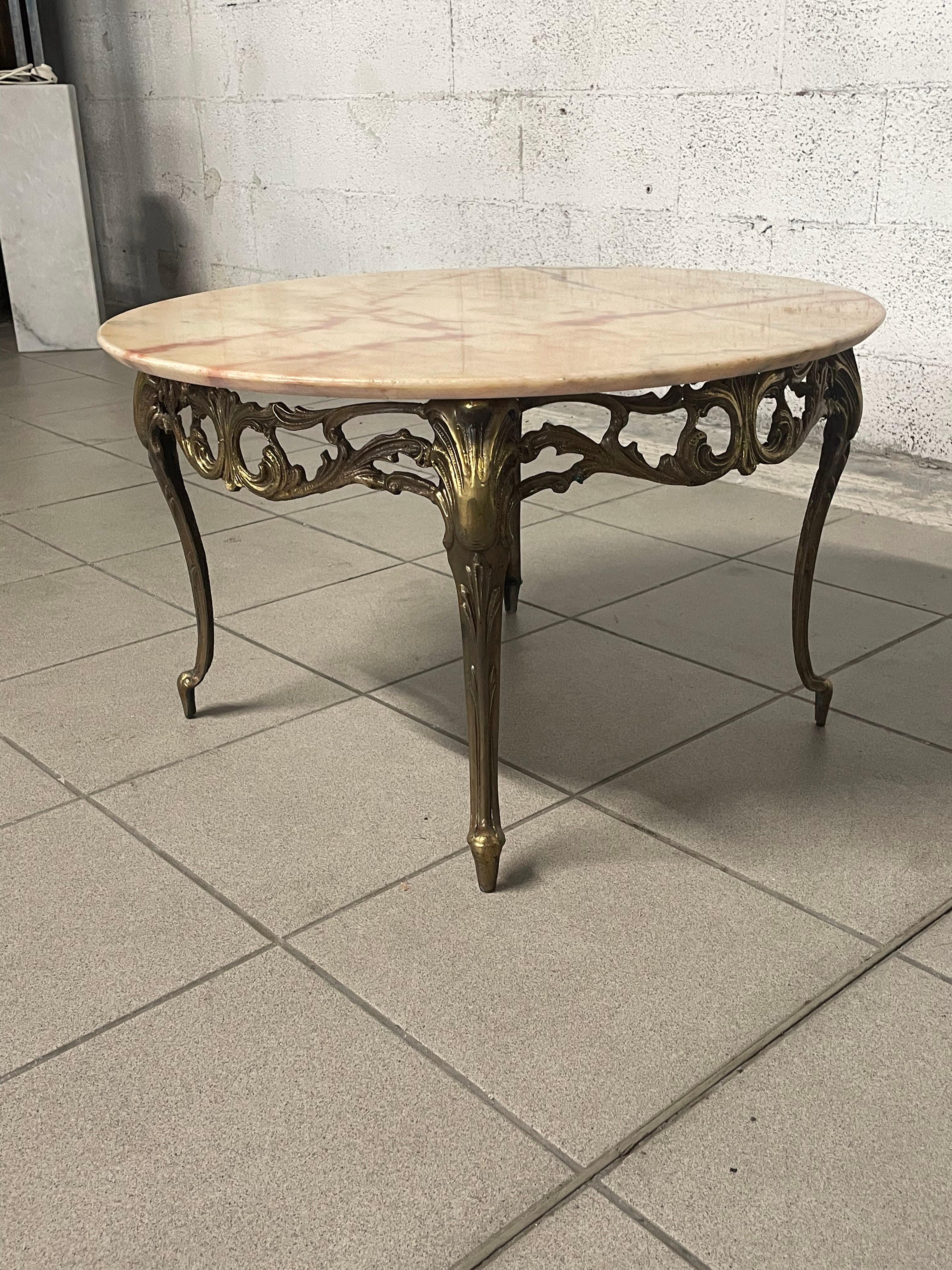Tavolino da caffè anni '50 in ottone e marmo rosa In condizioni buone in vendita a SAN PIETRO MOSEZZO, NO
