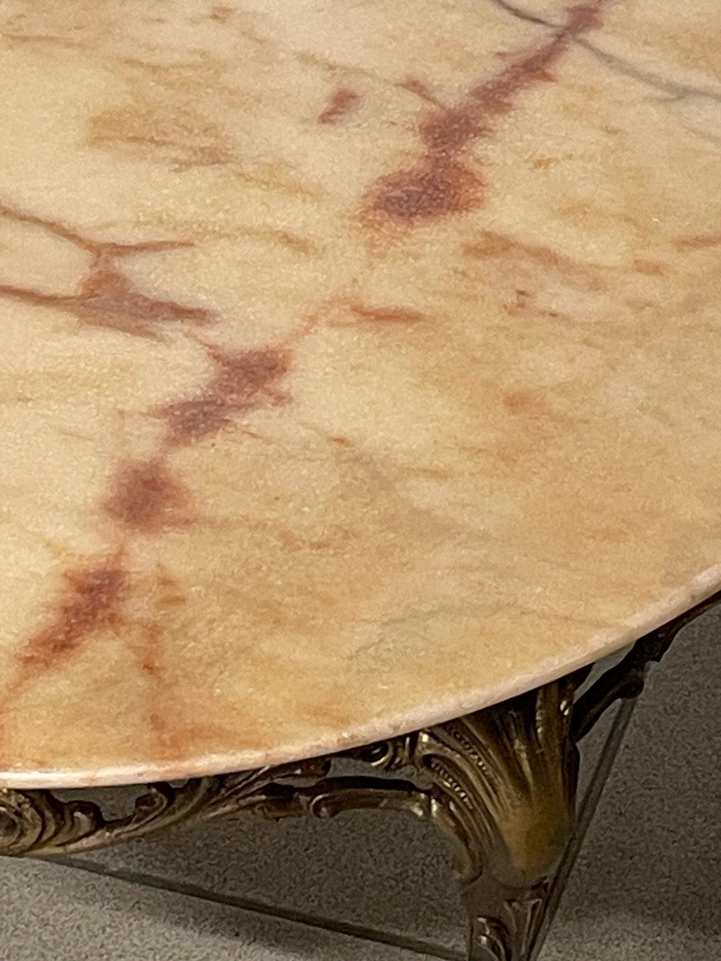 Mid-20th Century Tavolino da caffè anni '50 in ottone e marmo rosa in vendita