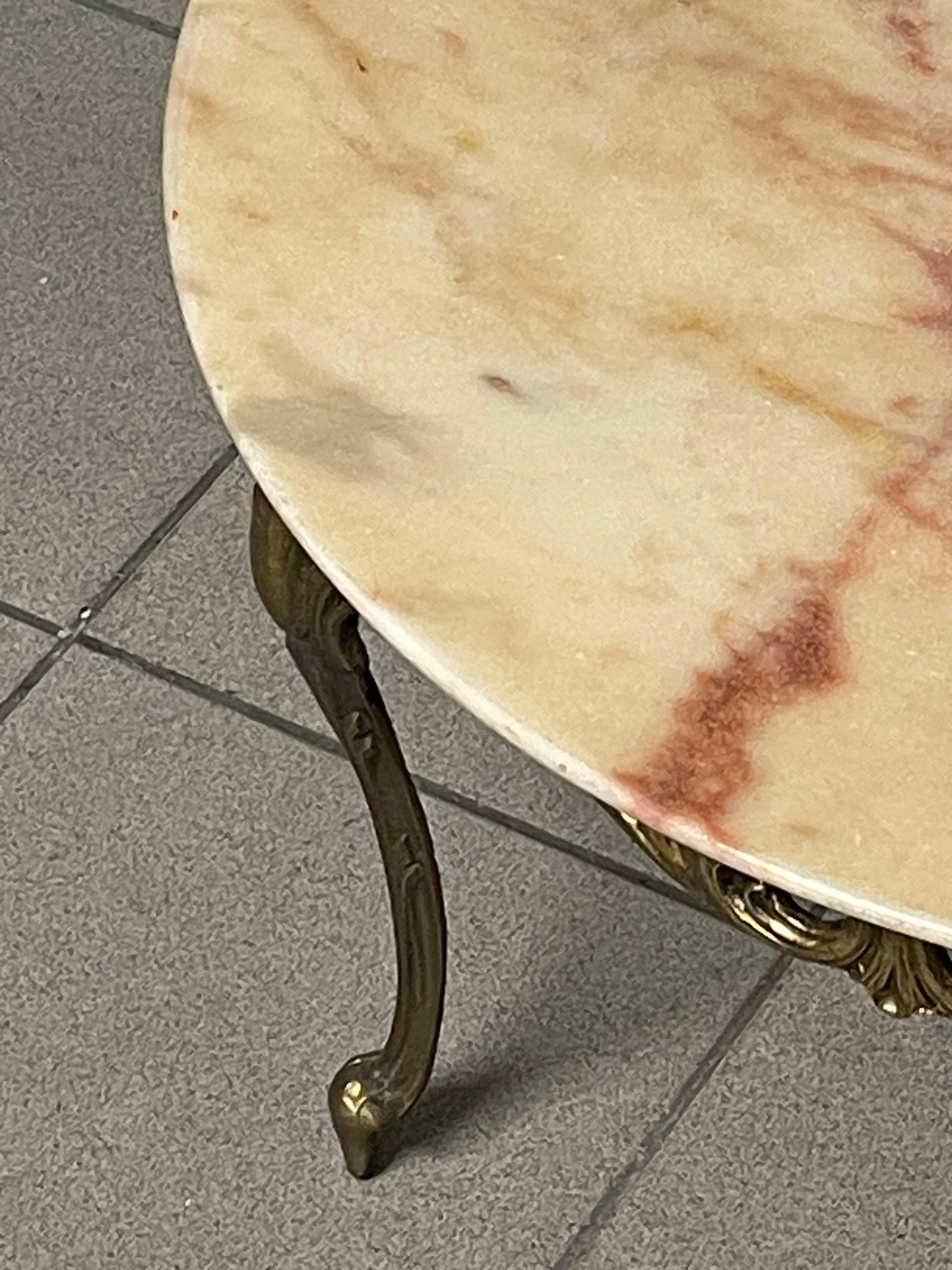 Ottone Tavolino da caffè anni '50 in ottone e marmo rosa in vendita