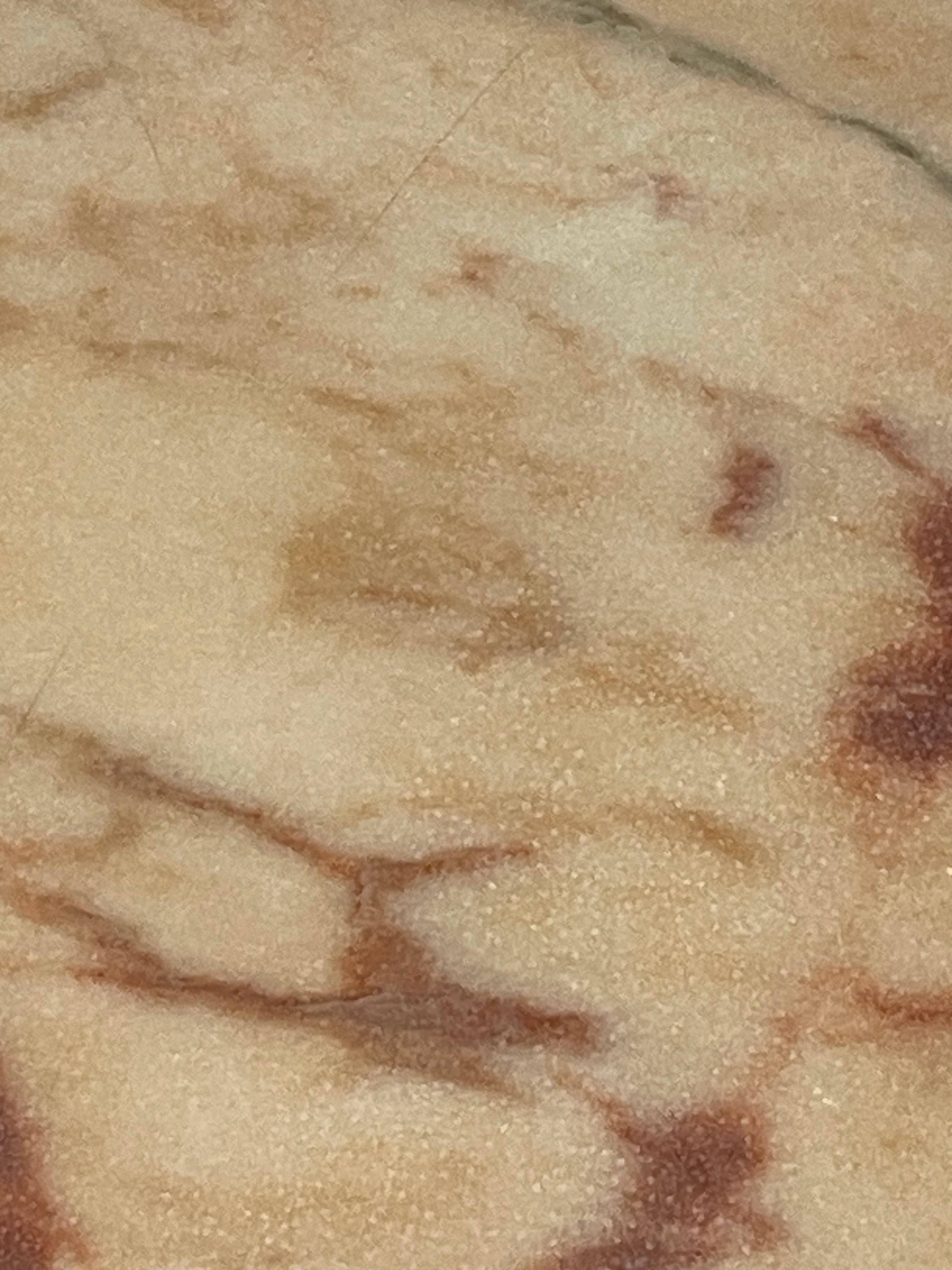 Tavolino da caffè anni '50 in ottone e marmo rosa in vendita 1
