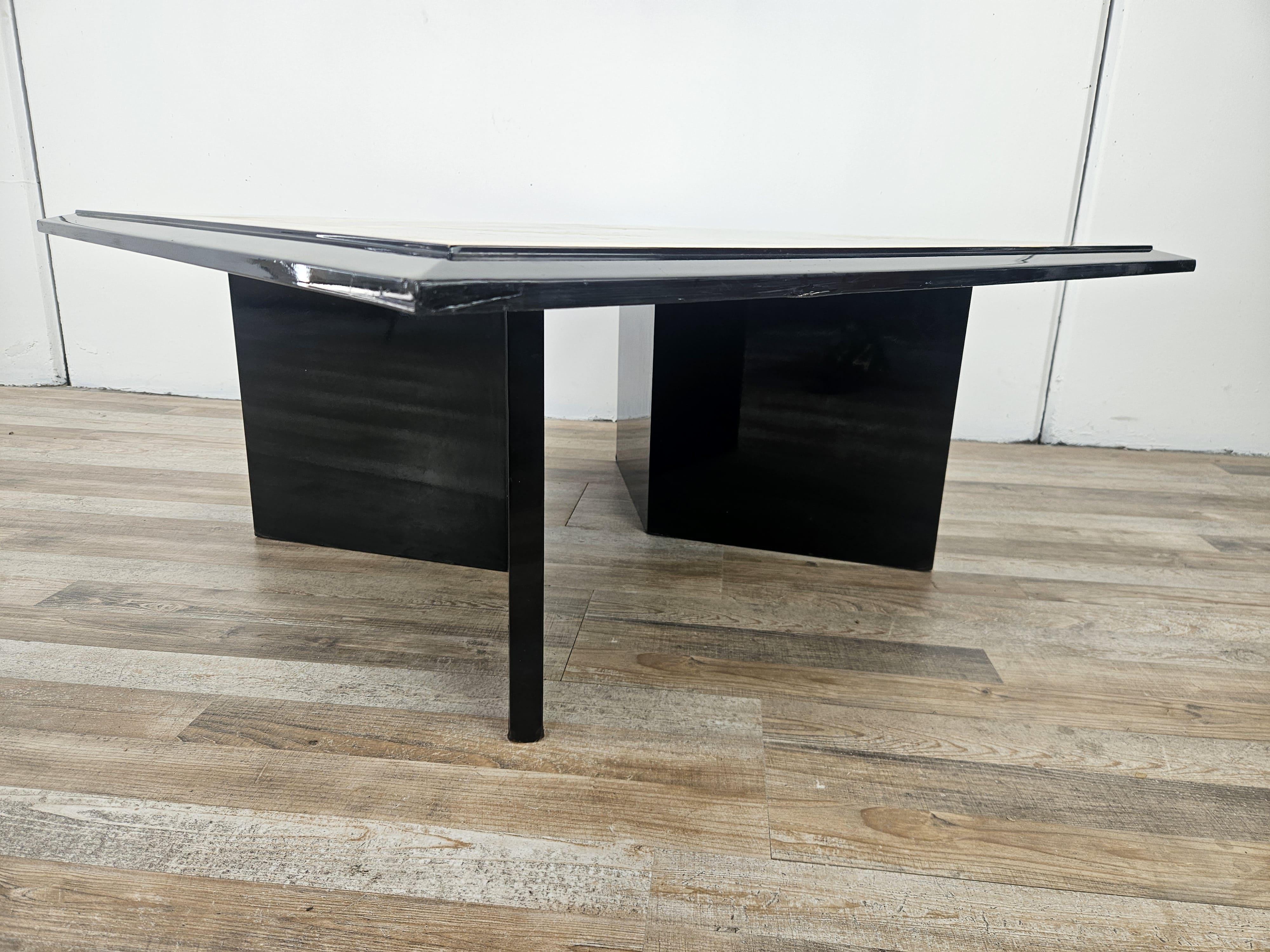 Tavolino da caffè anni '70 quadrato con raffigurazioni geometriche in vendita 4