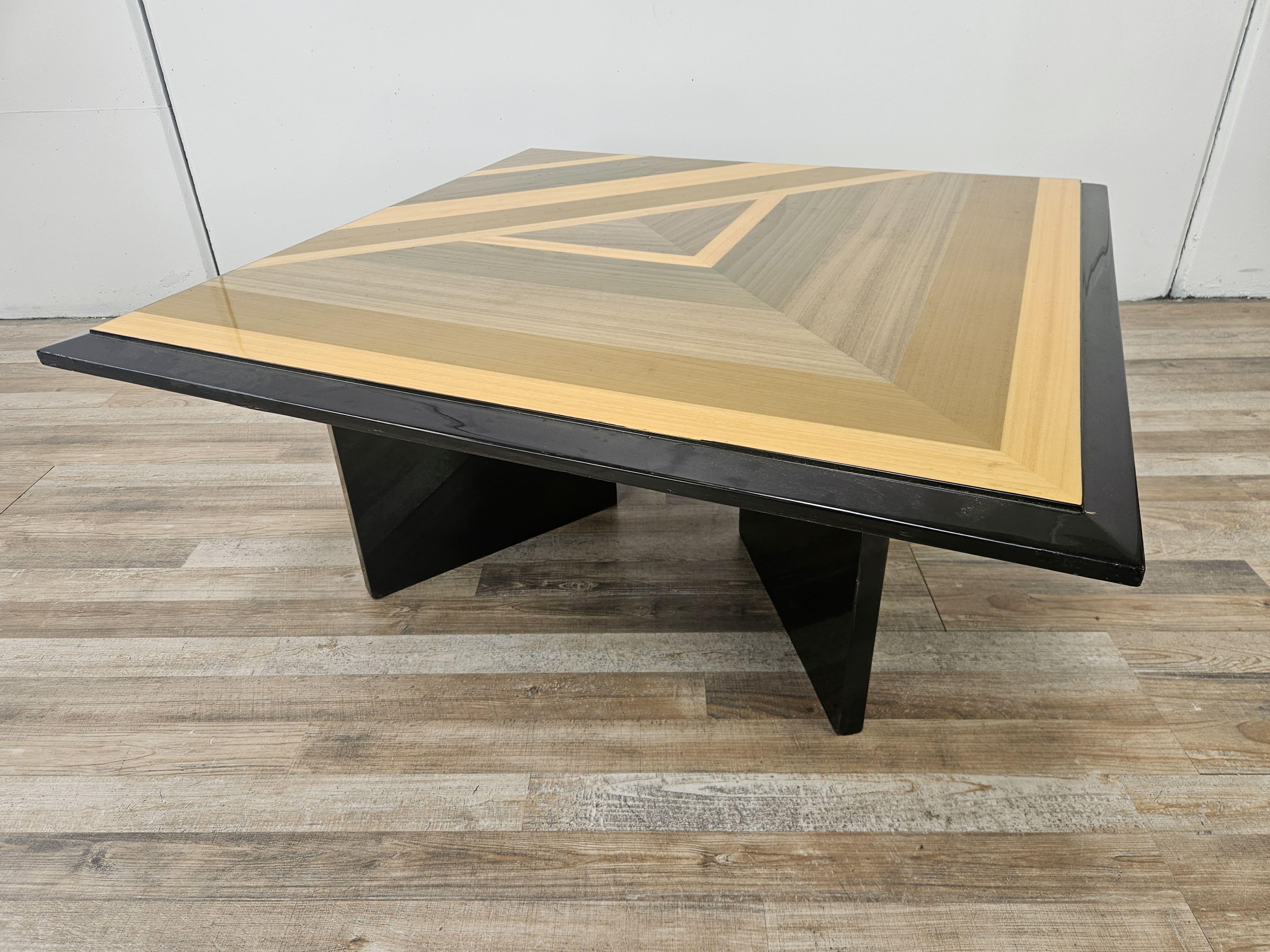 Tavolino da caffè vintage anni '70 in legno laccato nero con raffigurazioni geometriche sul piano.

Presenta normali segni d'usura dovuti da età e utilizzo.