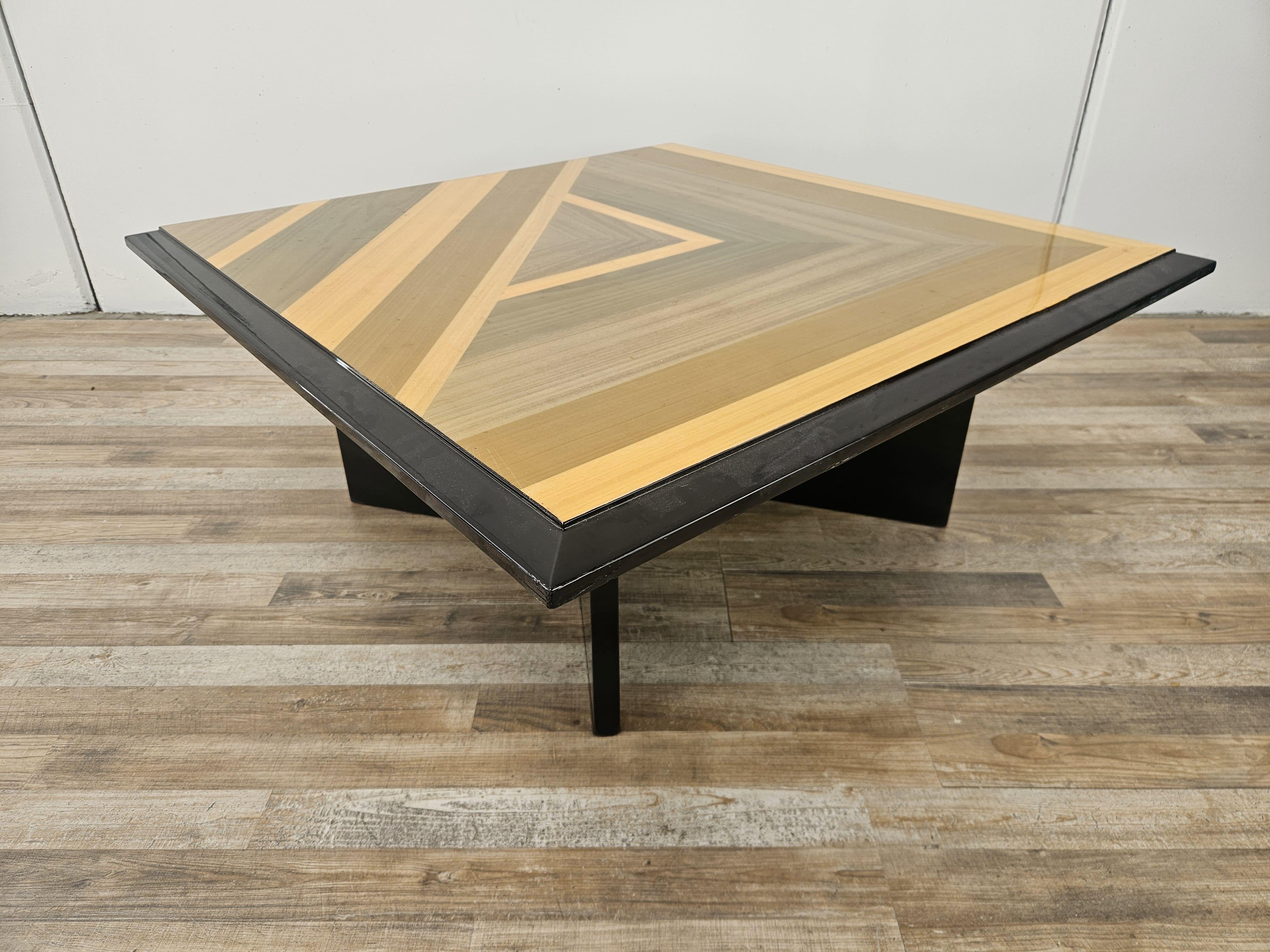 Mid-Century moderno Tavolino da caffè anni '70 quadrato con raffigurazioni geometriche in vendita
