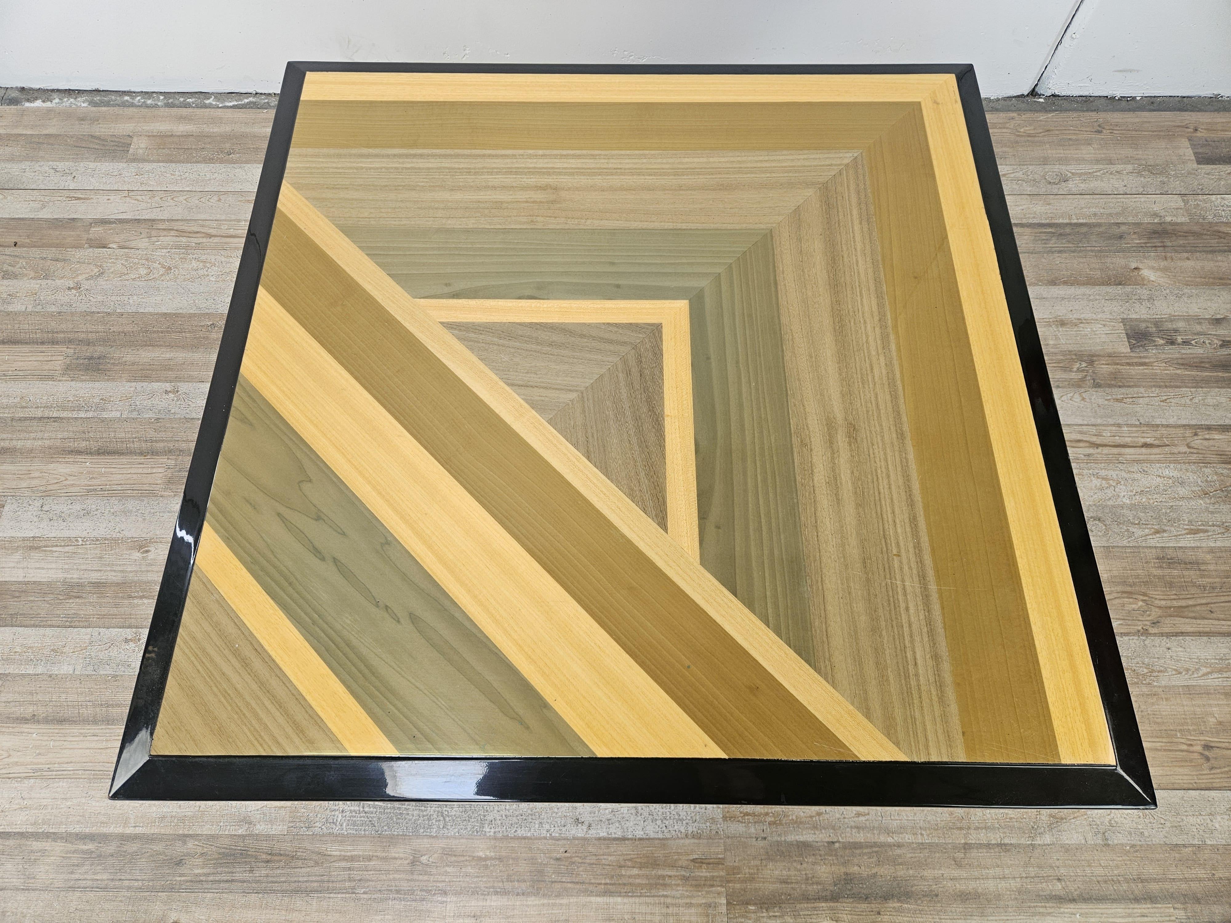 Italian Tavolino da caffè anni '70 quadrato con raffigurazioni geometriche in vendita