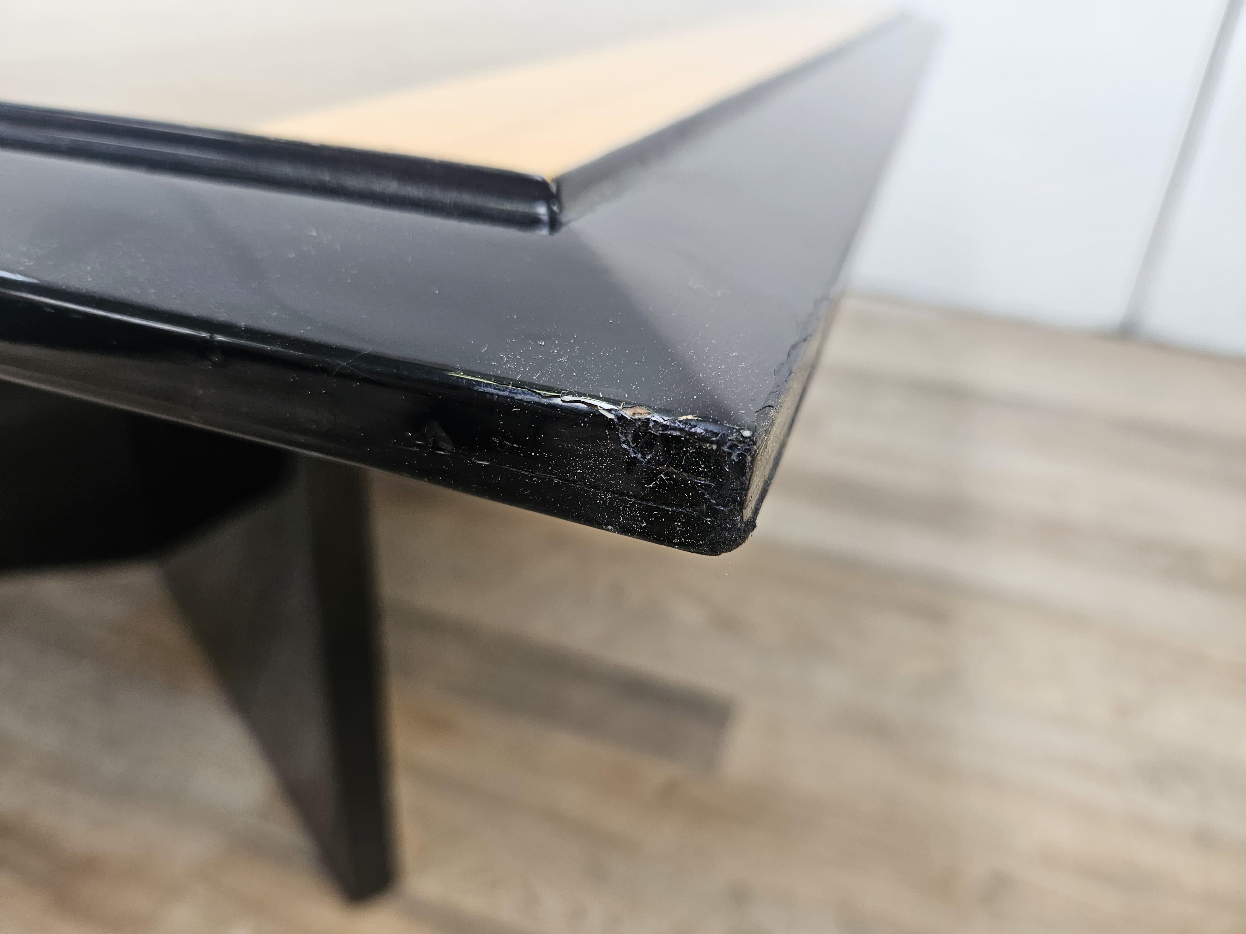 Tavolino da caffè anni '70 quadrato con raffigurazioni geometriche in vendita 1