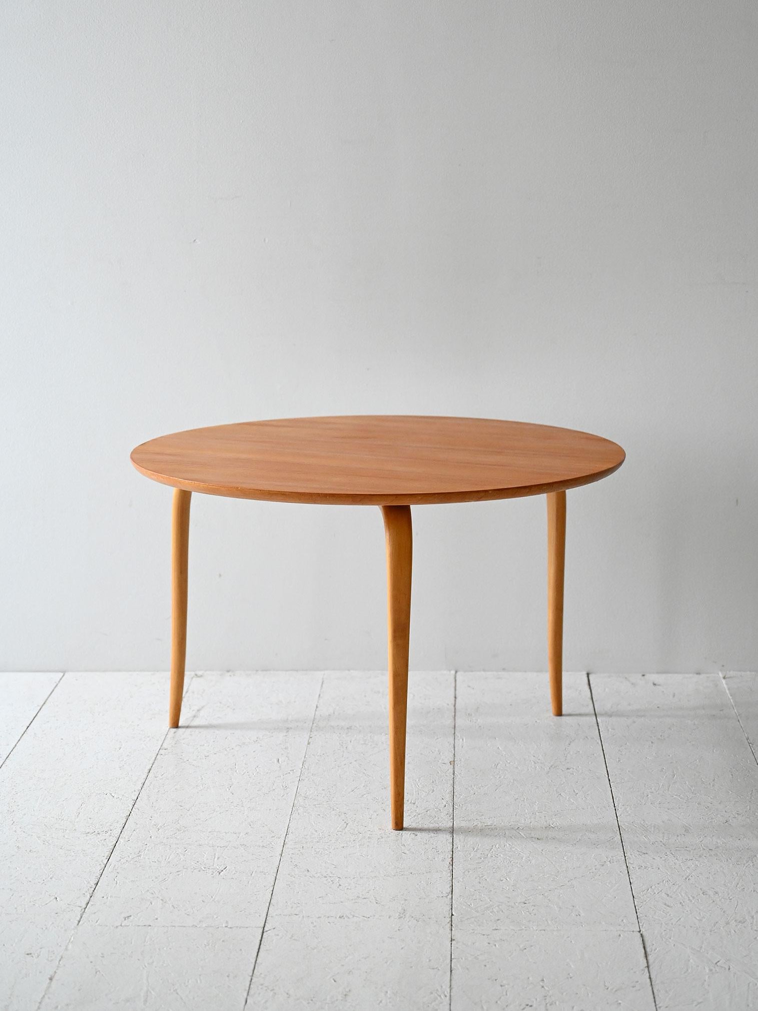 Mesa de centro de abedul diseñada por Bruno Mathsson con marca original.

Mesa de centro original diseñada por Bruno Mathsson, con marca identificativa bajo el tablero. Estructura de madera clara con patas delgadas y curvadas, superficie ovalada y