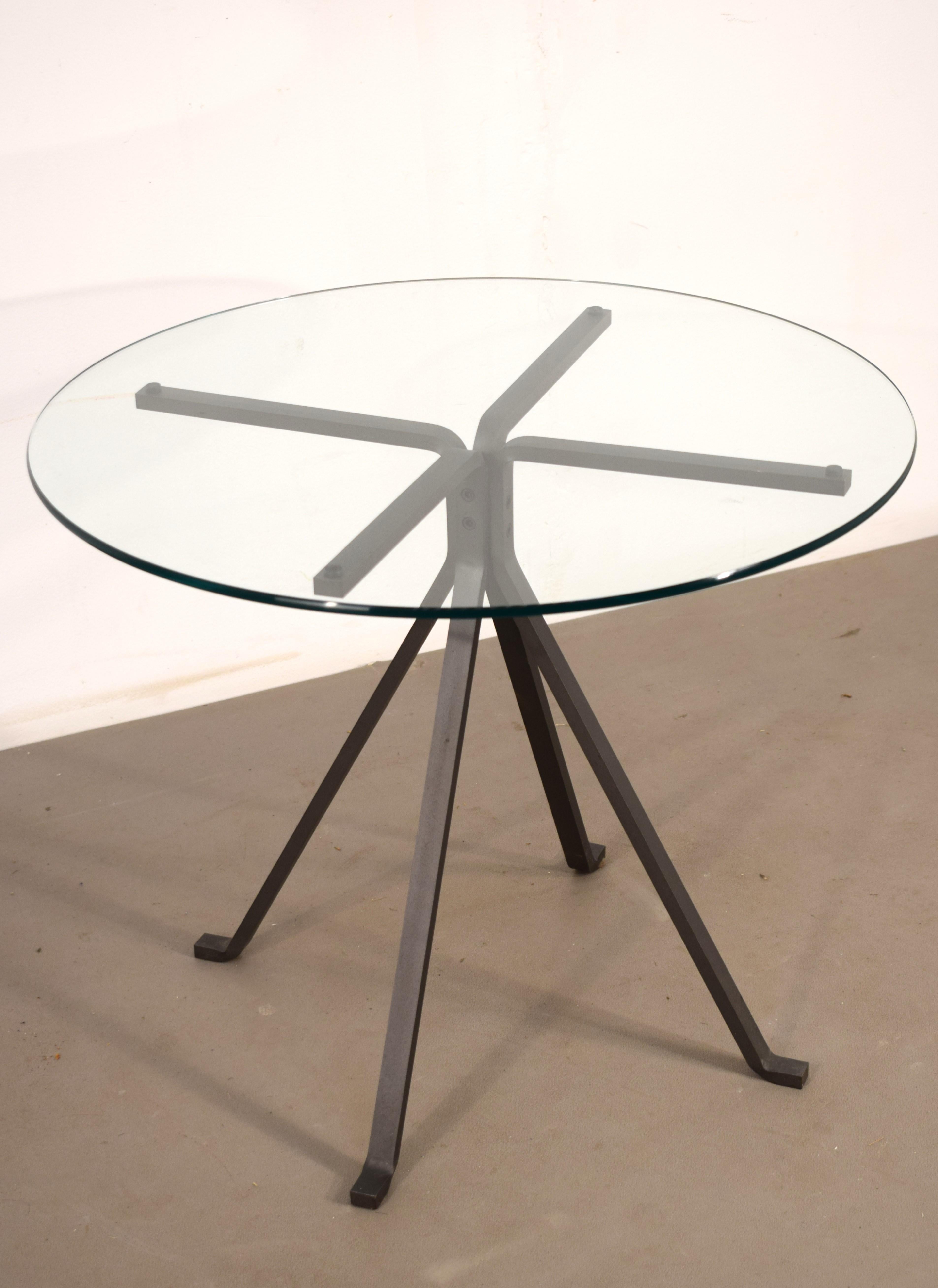 Cousin model coffee table by Enzo Mari for Driade.
Crystal and bent steel.
Excellent condition, no defects, see photos.
Dimensions: H= 50 cm; D= 62 cm.
Professional packaging and safe worldwide shipping is guaranteed.