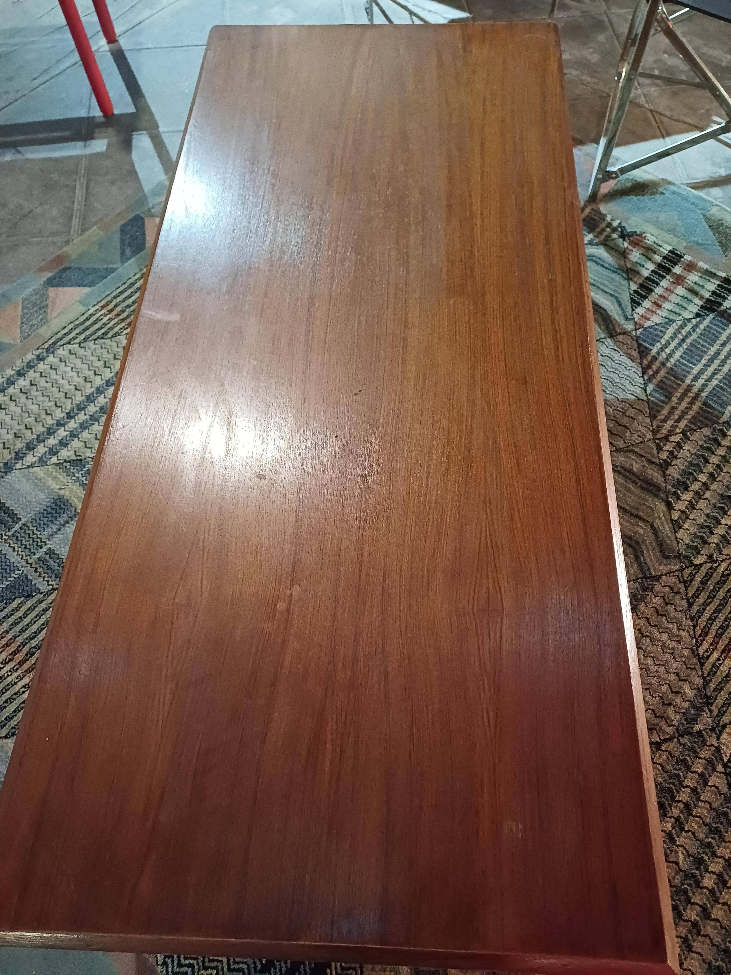 Tavolino da salotto in legno designer Johannes Andersen per CFC Silkeborg. Tavolino progettato negli anni '60. 
Tavolo rettangolare caratterizzato da una lavorazione di altissima qualità con l'utilizzo dei migliori materiali.


