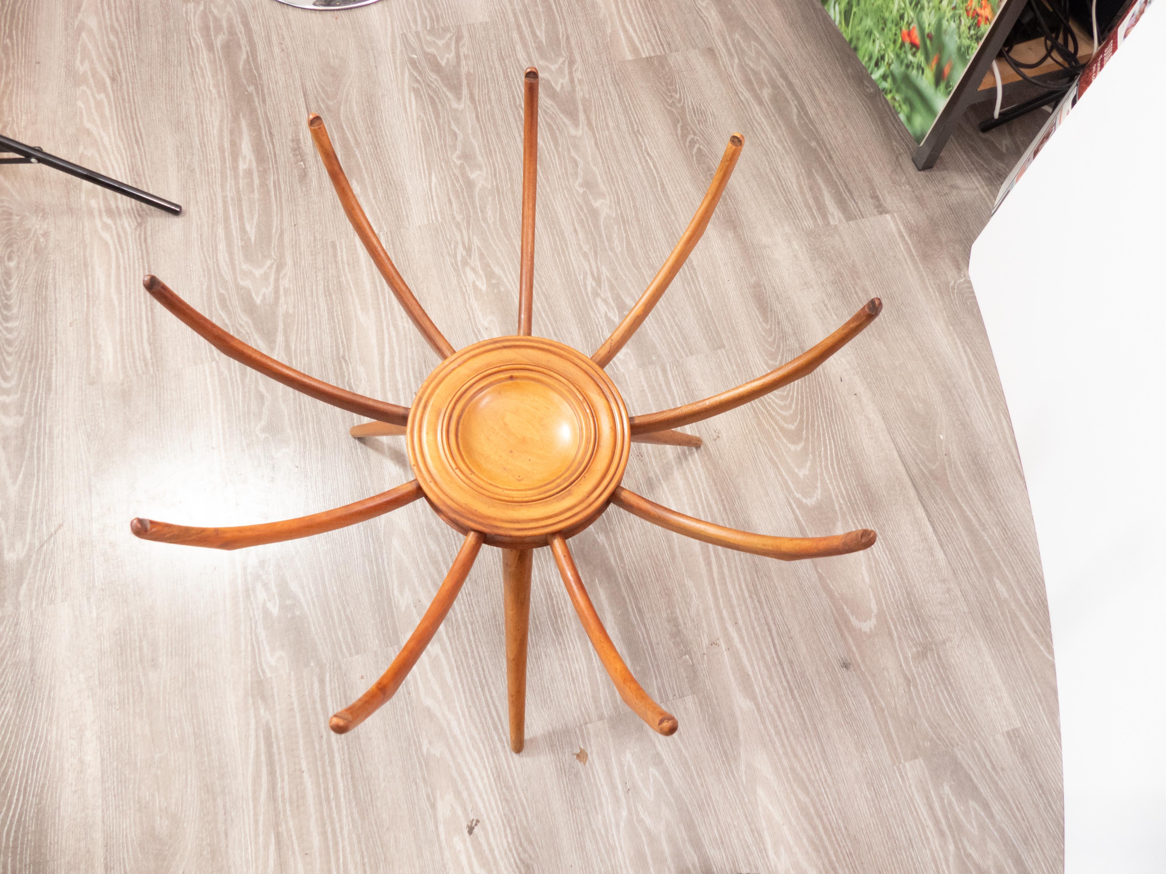 Table basse de Carlo De Carli, fabriquée en Italie, années 1950. 
Magnifique table basse 'araignée' de Carlo De Carli, 1950. Cette table extraordinaire est une icône du design italien. La base est maintenue par trois pieds et comporte neuf bras en