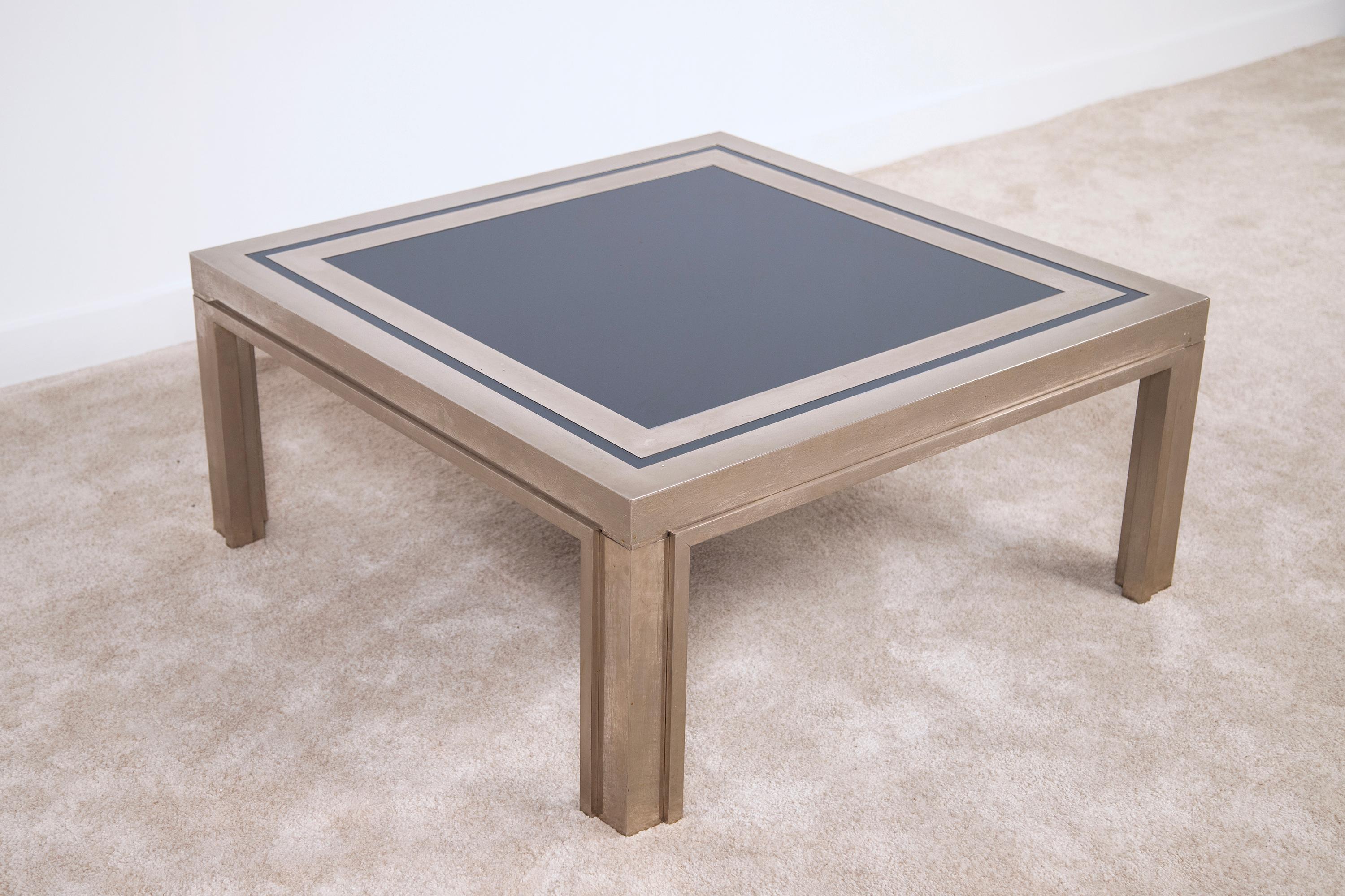 Coffee table anni 70 in metallo e vetro colorato disegnato da Giacomo Sinopoli e prodotto da Liwans Roma per Mercier Frères, Paris. Questo tavolino, raffinato e di forte impatto visivo, è perfetto per donare ad ogni ambiente un tocco di glamour anni