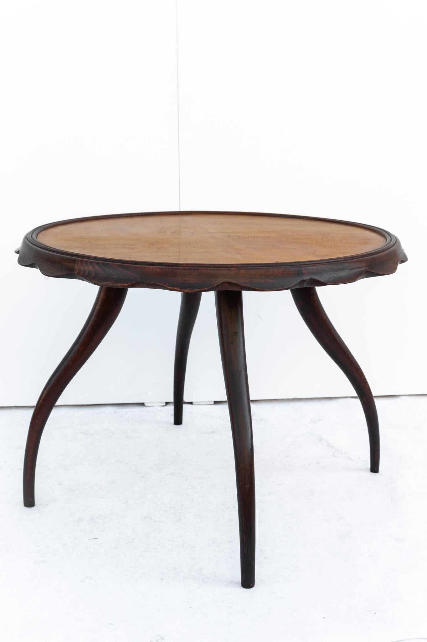 Coffee table by Osvaldo Borsani, 1940s, Made in Italy. 
Osvaldo Borsani walnut coffee table, fully restored with the patina of the period. 
The product is in very good condition, may show slight signs docuti time. 
The price of shipping is for the