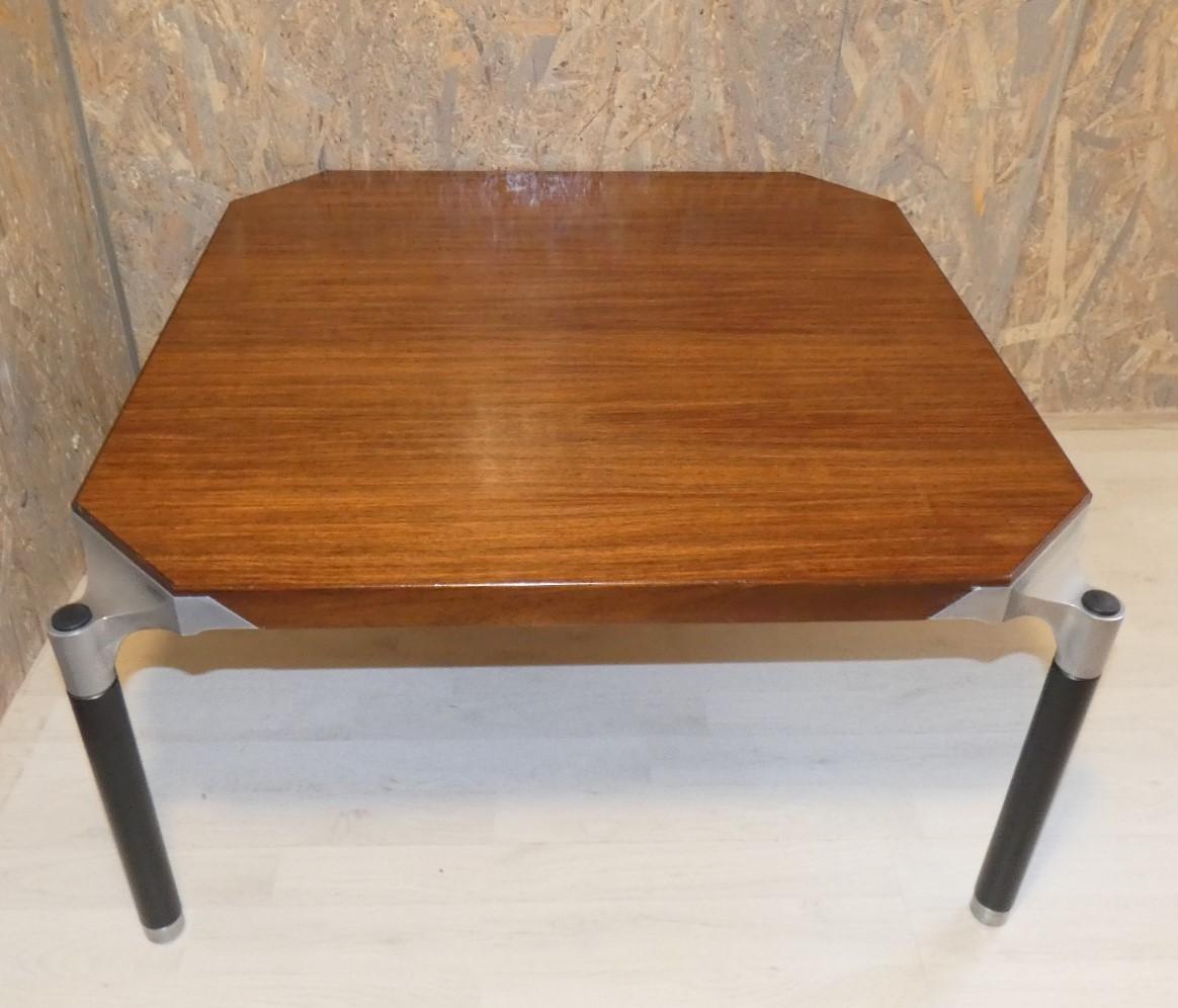 Table basse en bois de rose avec éléments en aluminium et supports en acier oxydé. Conçue par Ico et Luisa Parisi, la table basse fait partie de la série Urio, conçue par les designers pour MIM dans les années 1960. La table basse a été nettoyée et