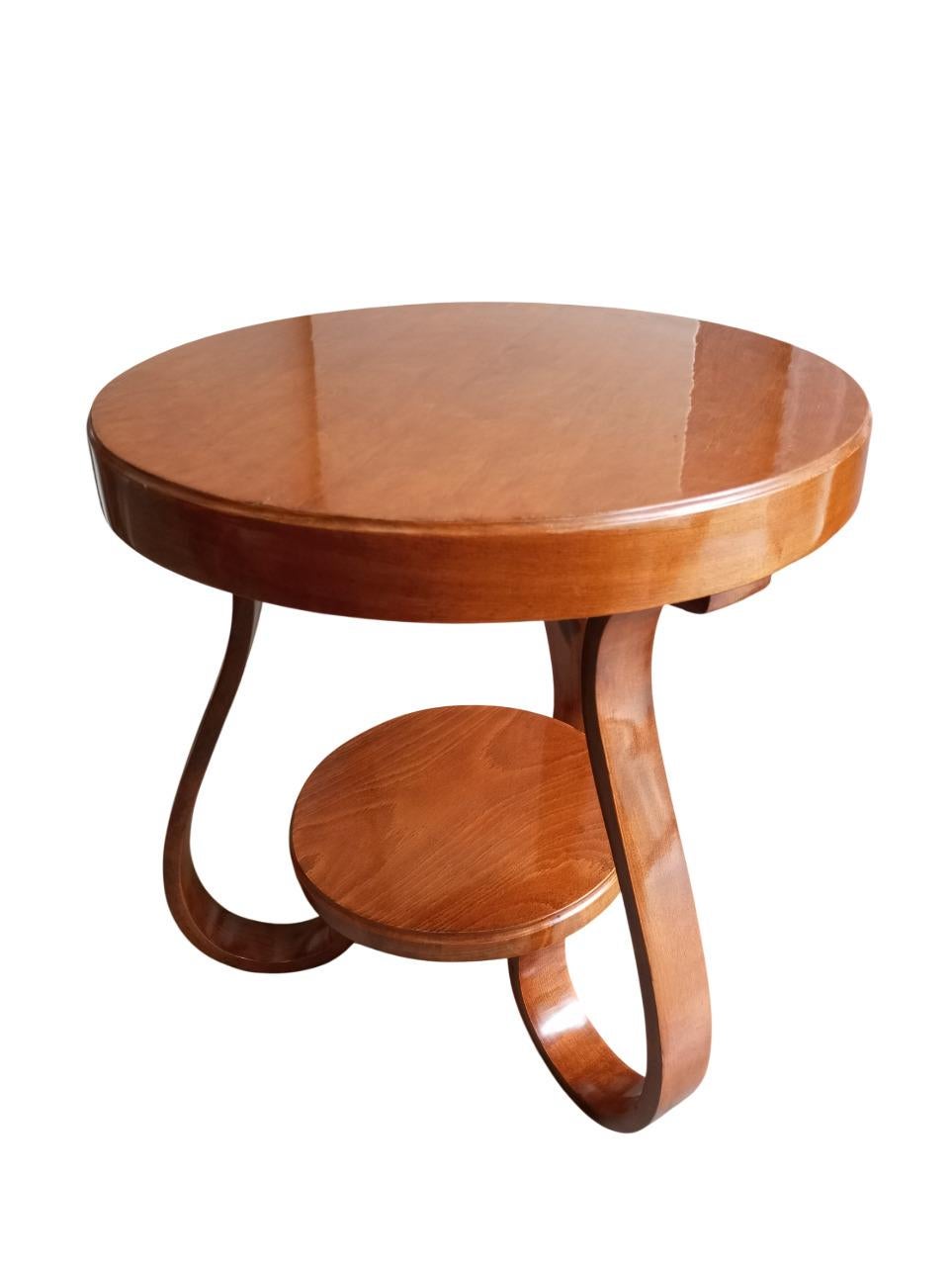 Tavolino da caffè in legno di ciliegio – Veneto - Italia.
Elegante tavolino rotondo in pregiato legno di ciliegio, realizzato in Italia (Veneto) alla fine del XIX secolo. Il design raffinato è caratterizzato da una struttura sinuosa con tre supporti