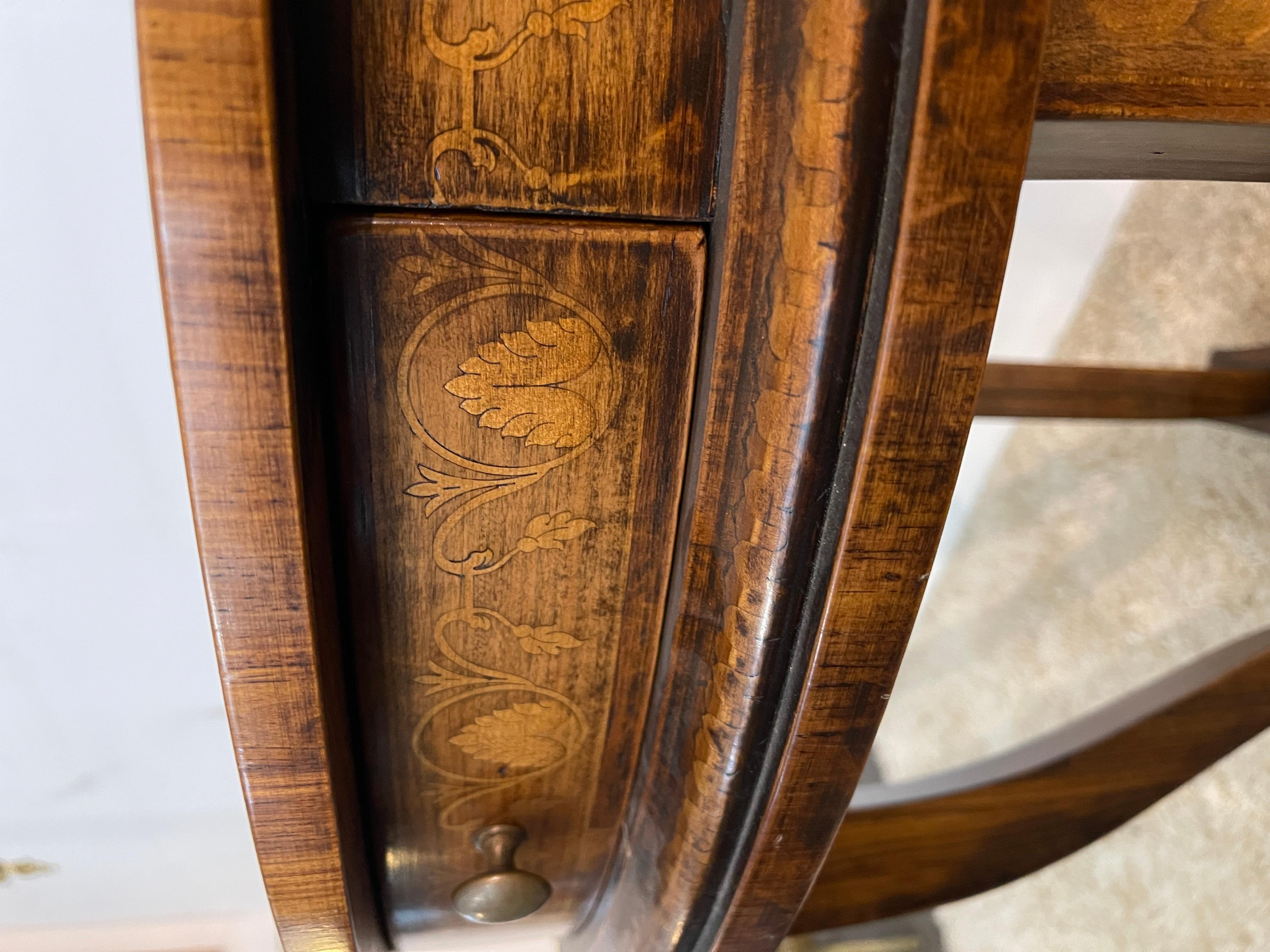 Tavolino da caffe in legno intagliato stile barocco con un casseto anni '30 en venta 7