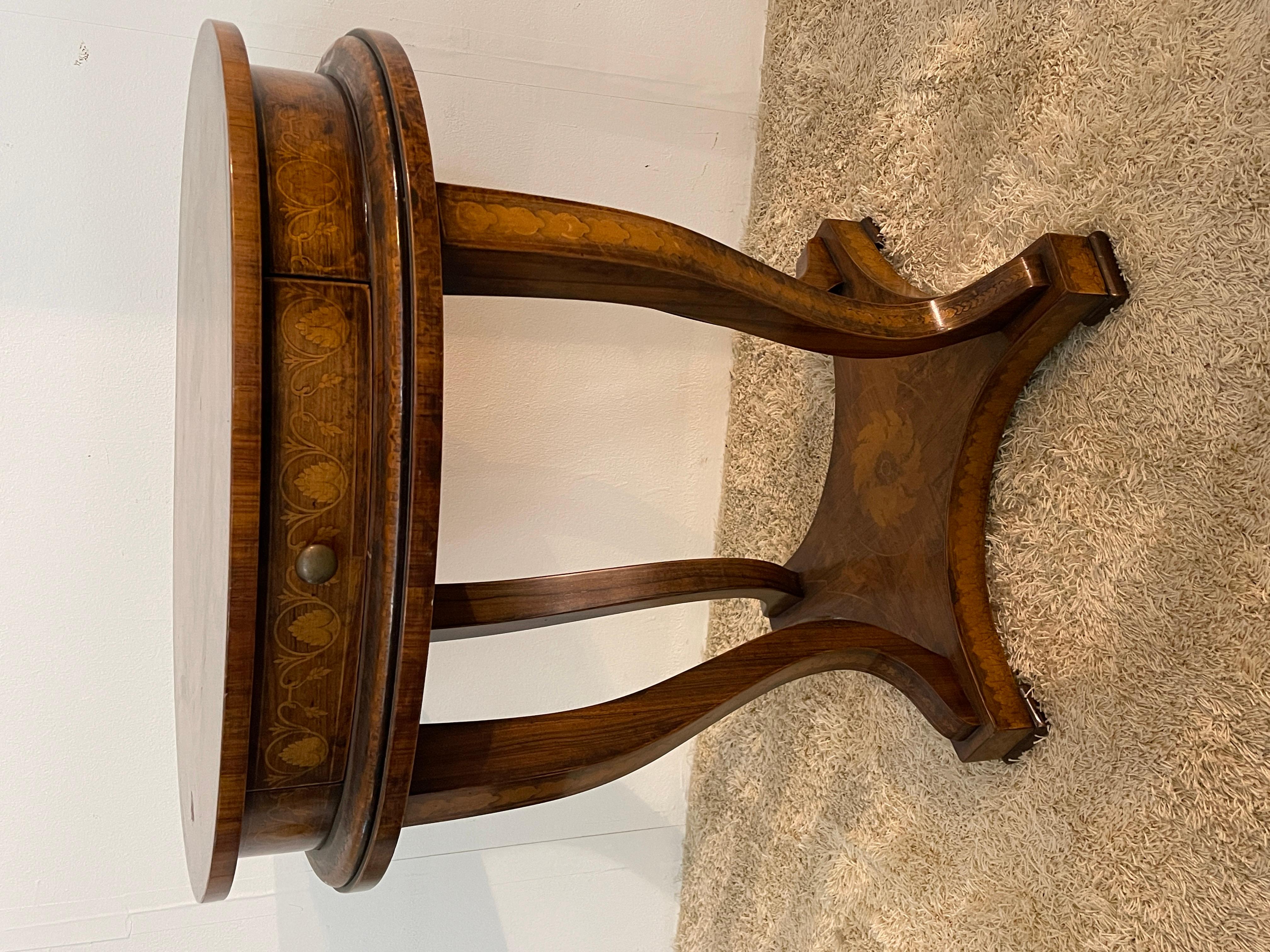 Tavolino da caffe in legno intagliato stile barocco con un casseto anni '30 en Excelente estado para la venta en Cantù, IT